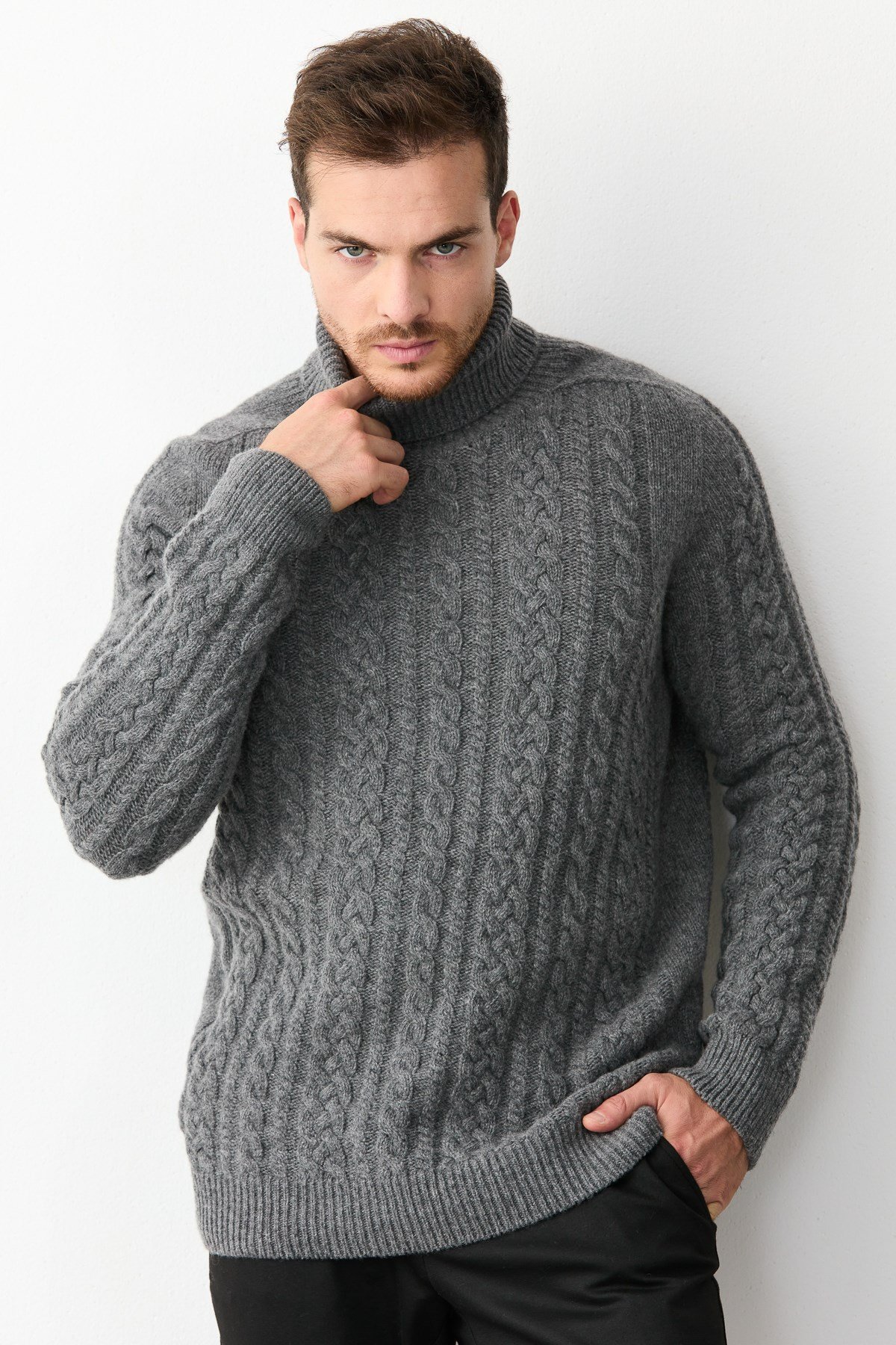 22589Мужской свитер с круглым вырезом и косами, пепельно-серый