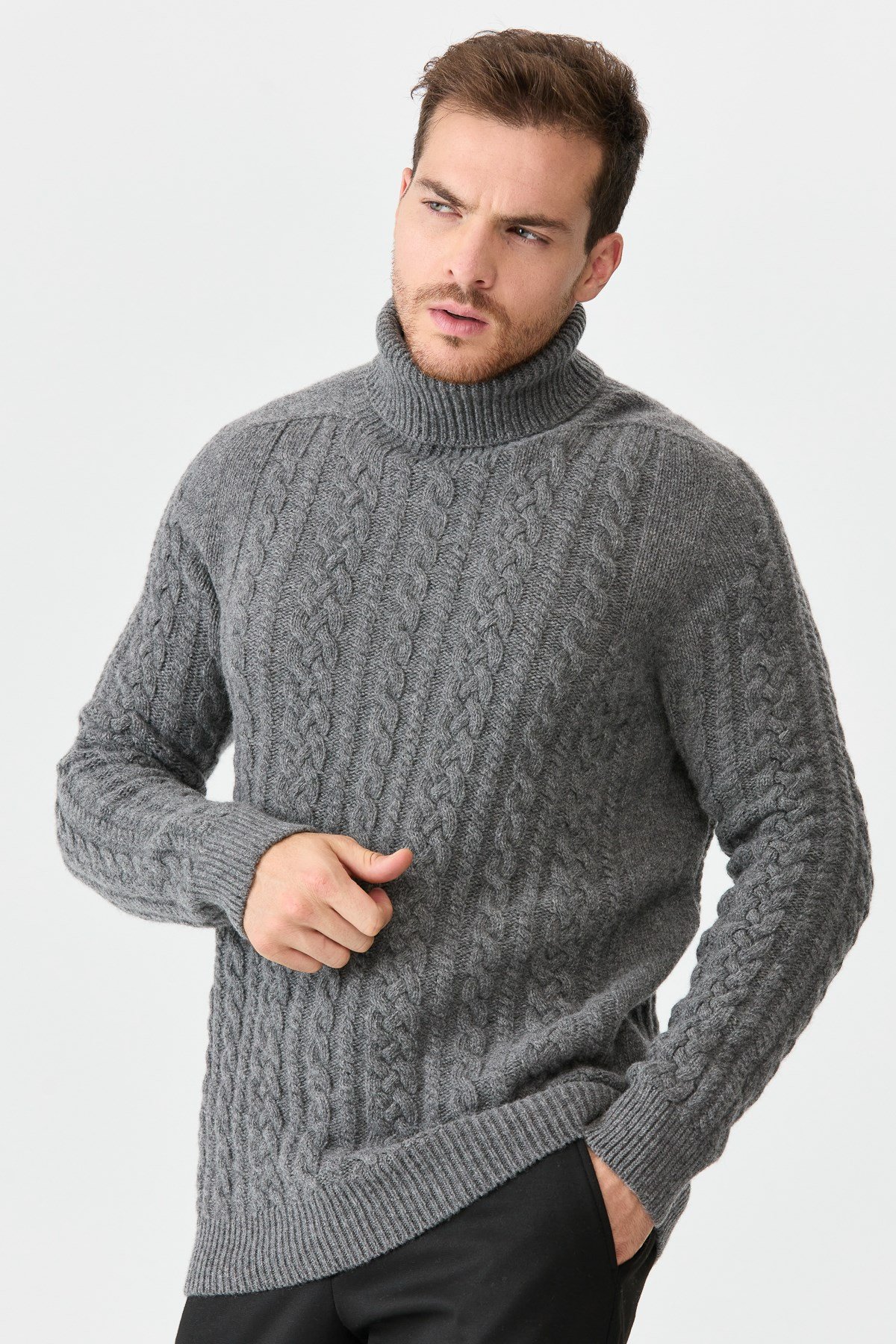 22589Мужской свитер с круглым вырезом и косами, пепельно-серый