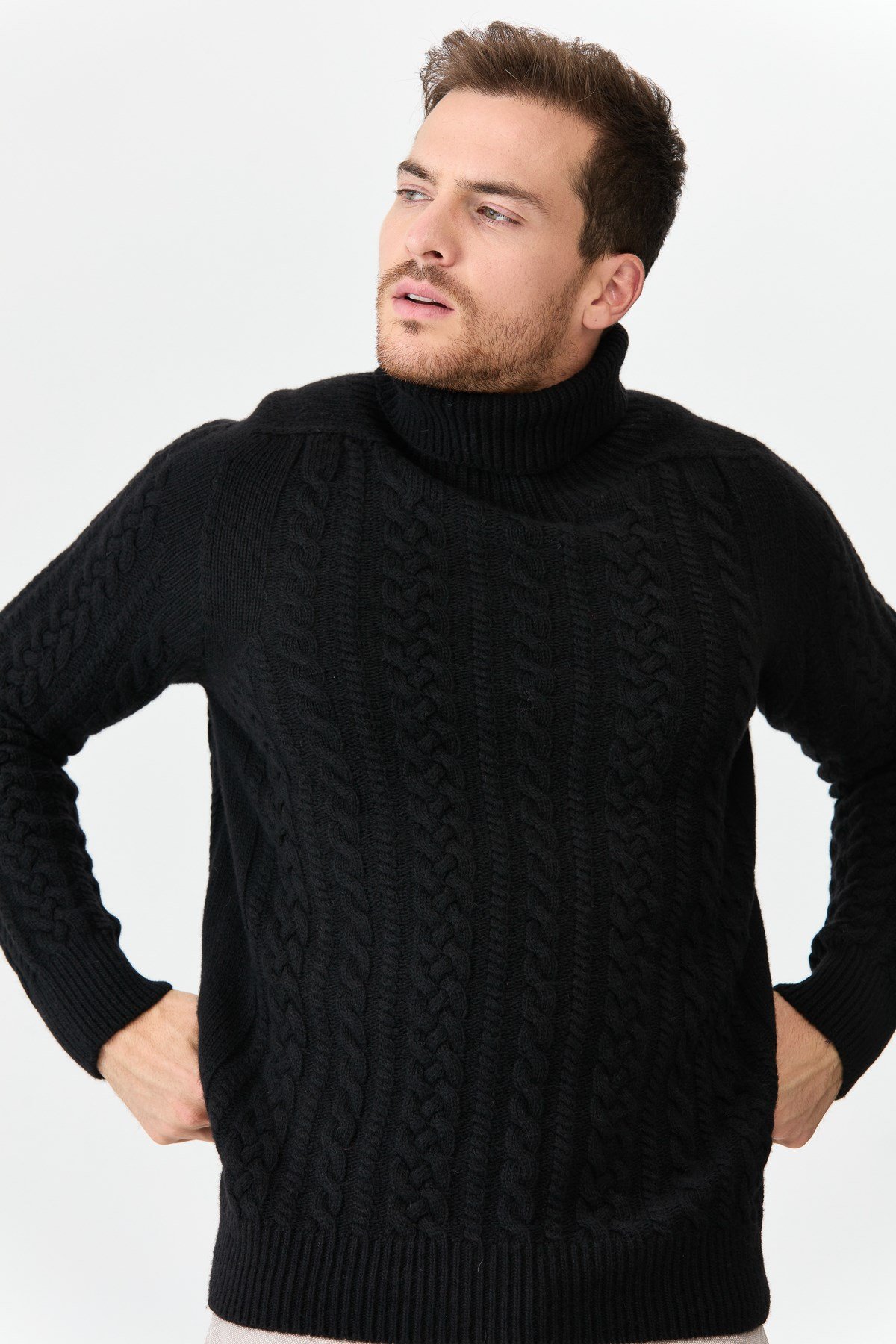 22589Мужской свитер с круглым вырезом и косами, черный
