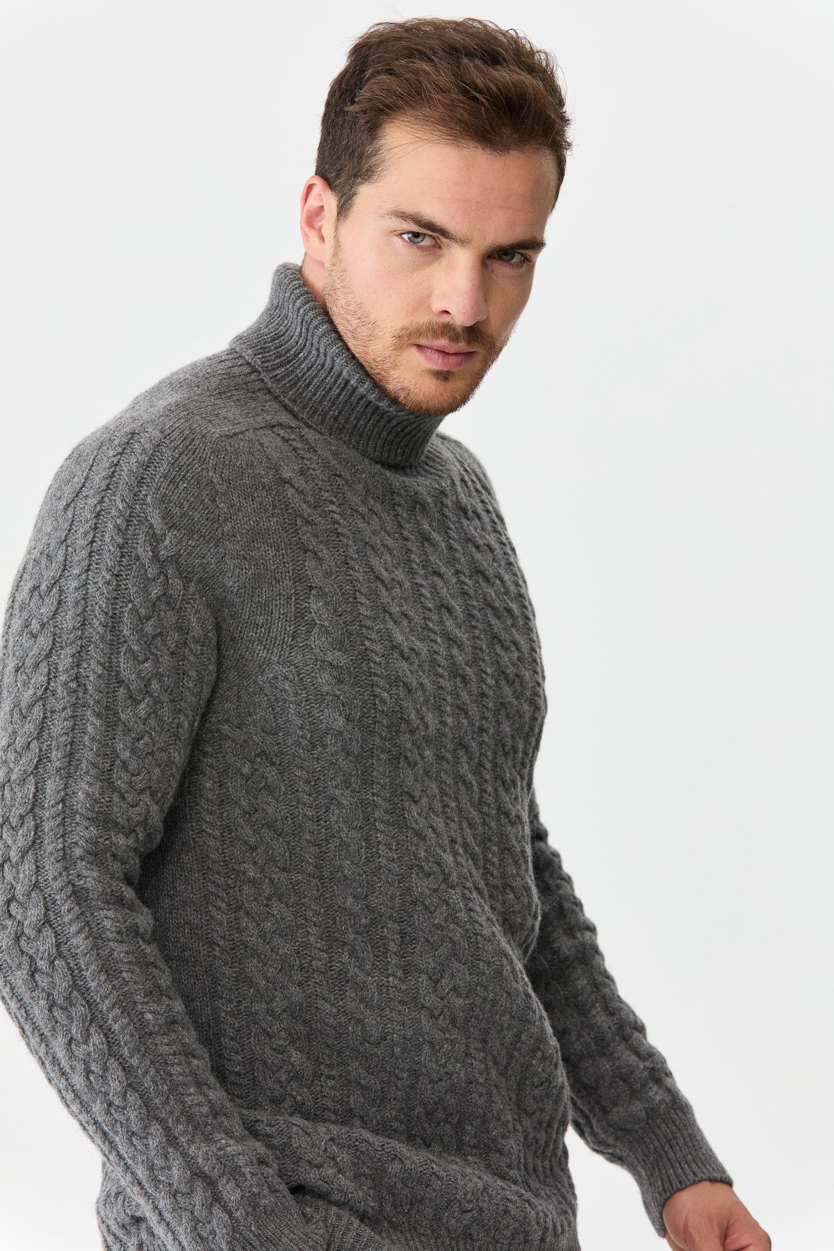 22589Мужской свитер с круглым вырезом и косами, пепельно-серый