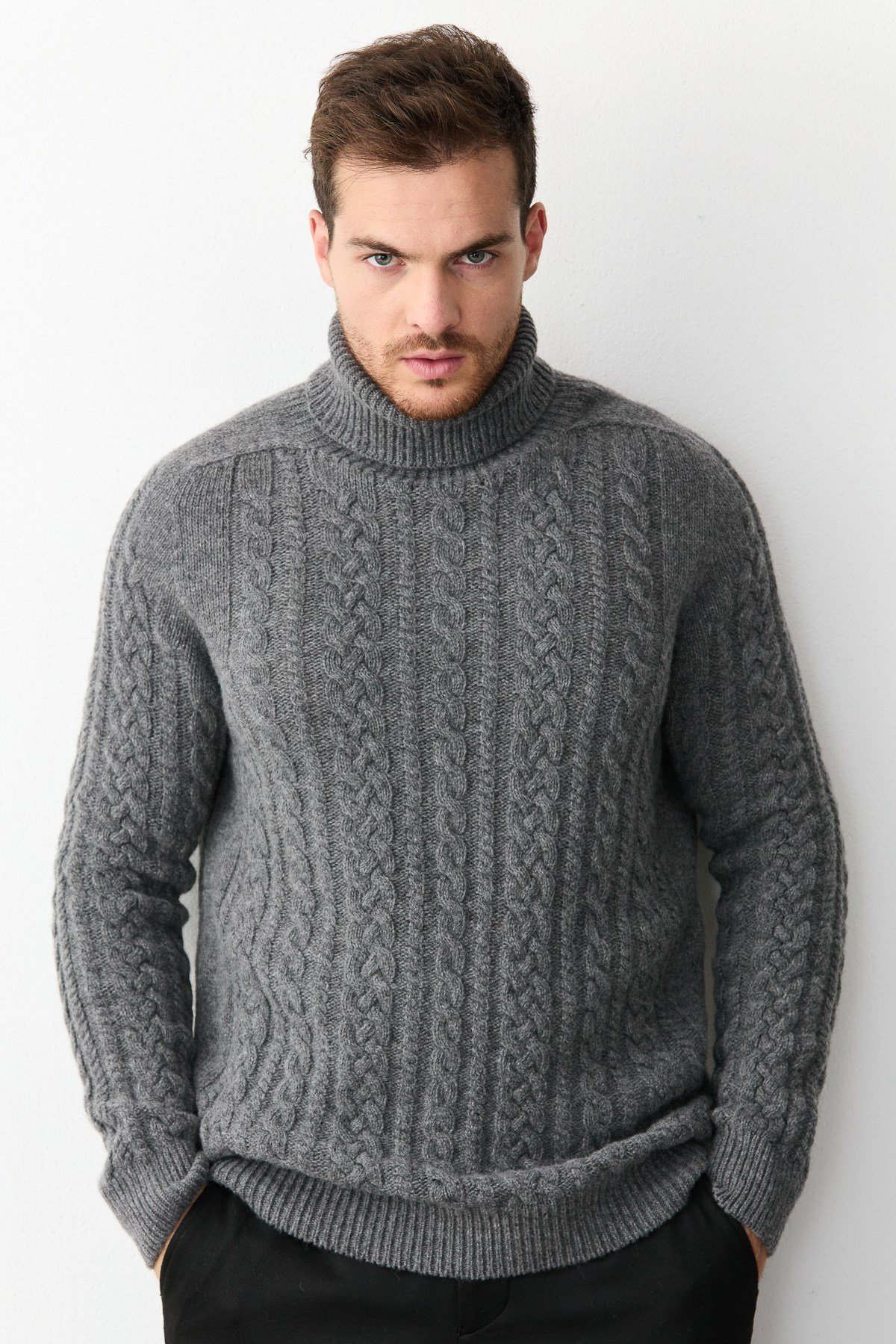 22589Мужской свитер с круглым вырезом и косами, пепельно-серый