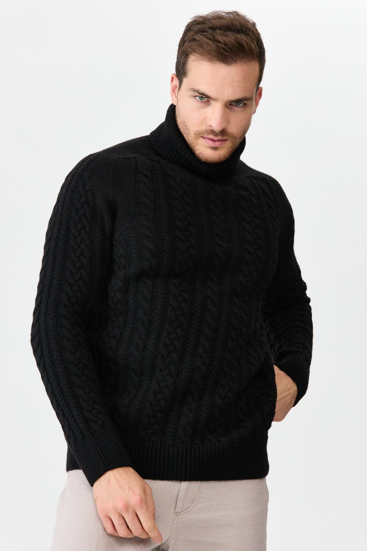 22589Мужской свитер с круглым вырезом и косами, черный