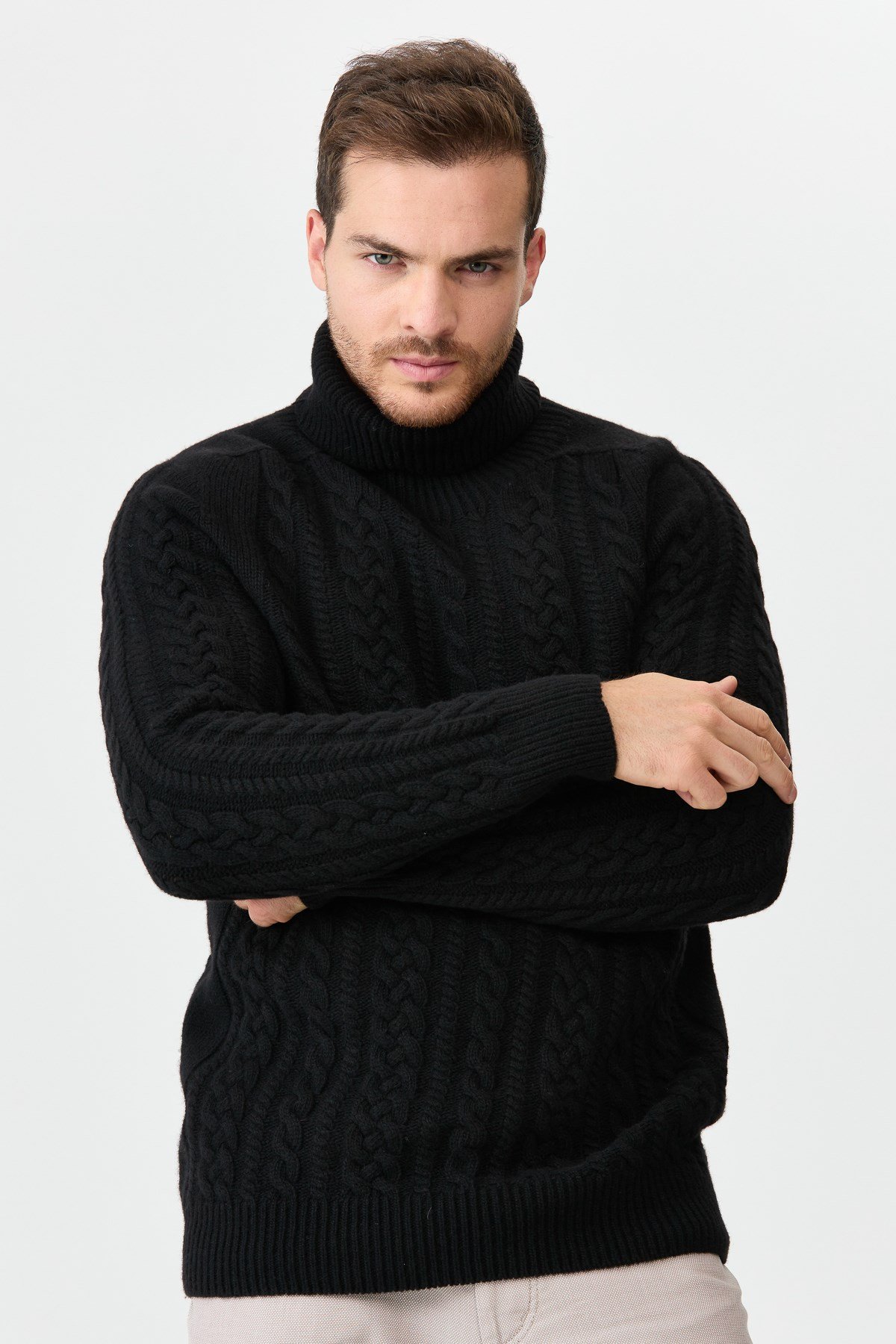 22589Мужской свитер с круглым вырезом и косами, черный