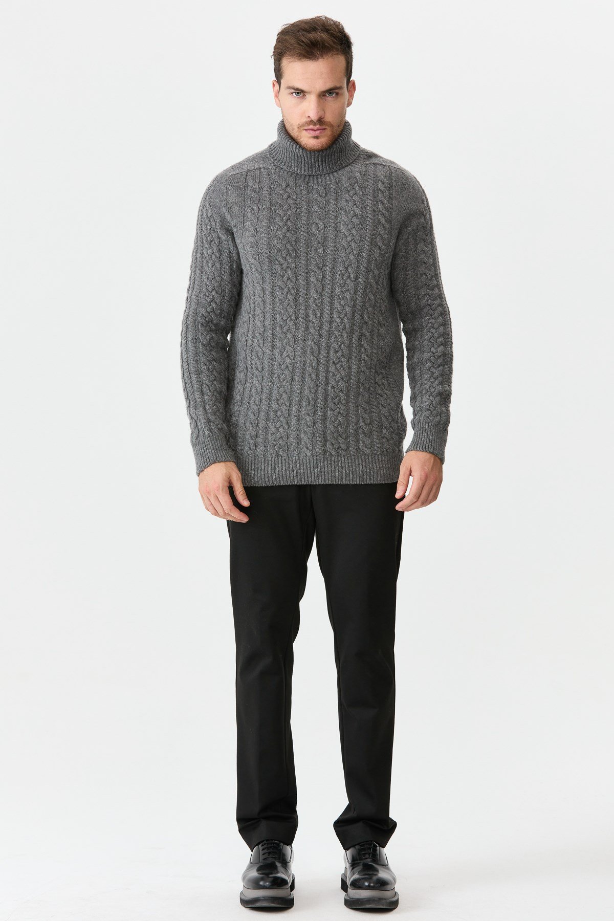 22589Мужской свитер с круглым вырезом и косами, пепельно-серый