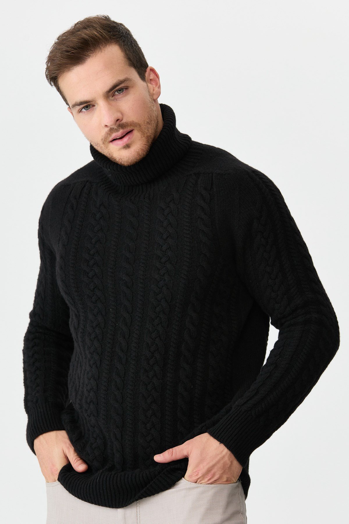 22589Мужской свитер с круглым вырезом и косами, черный