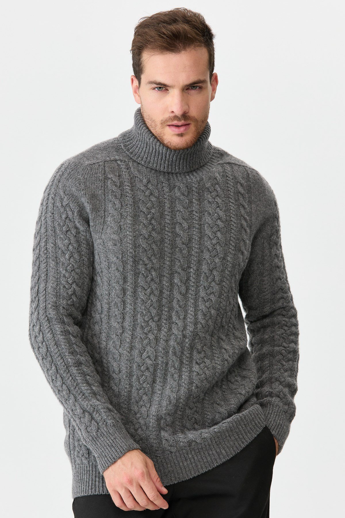 22589Мужской свитер с круглым вырезом и косами, пепельно-серый