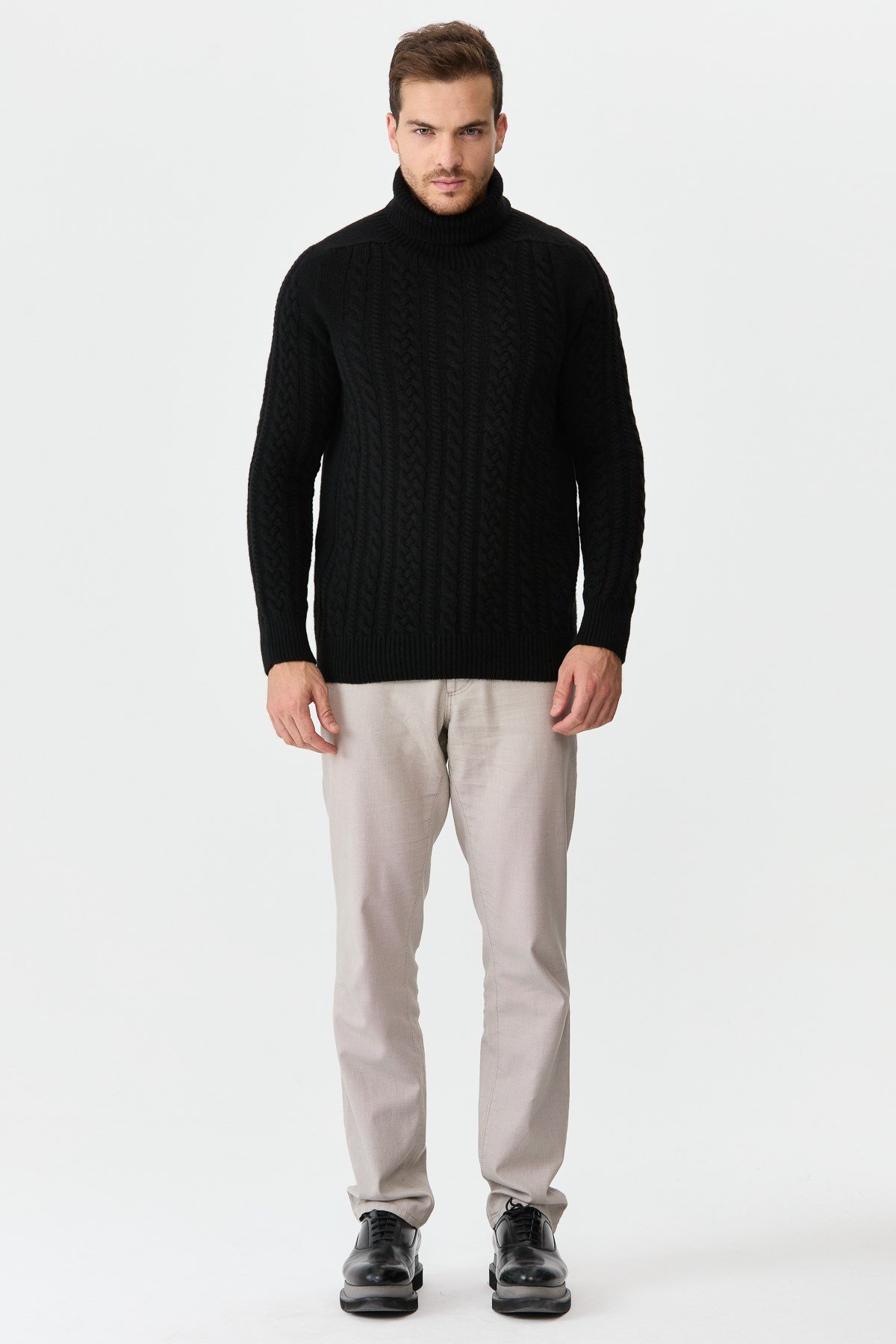 22589Мужской свитер с круглым вырезом и косами, черный