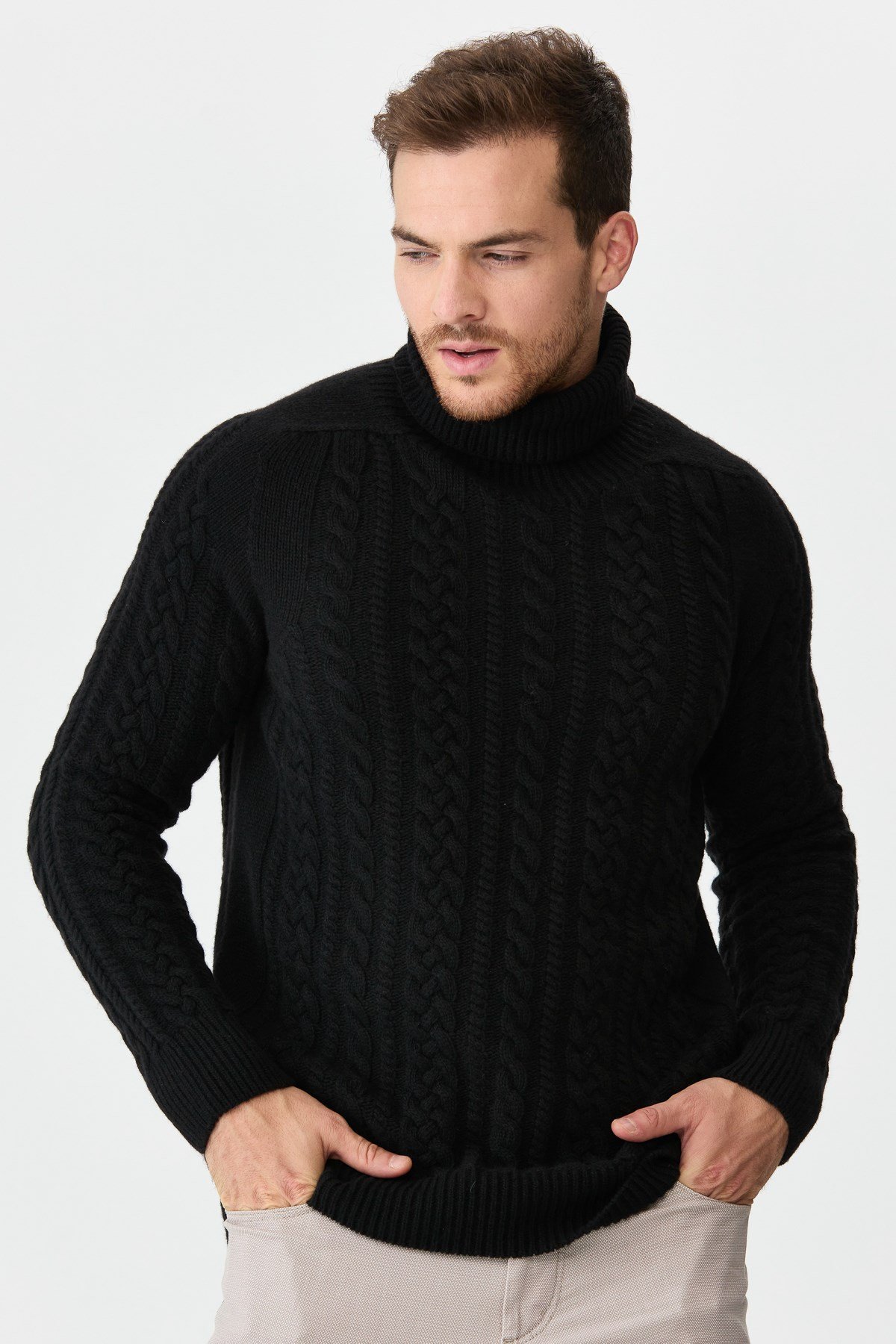 22589Мужской свитер с круглым вырезом и косами, черный