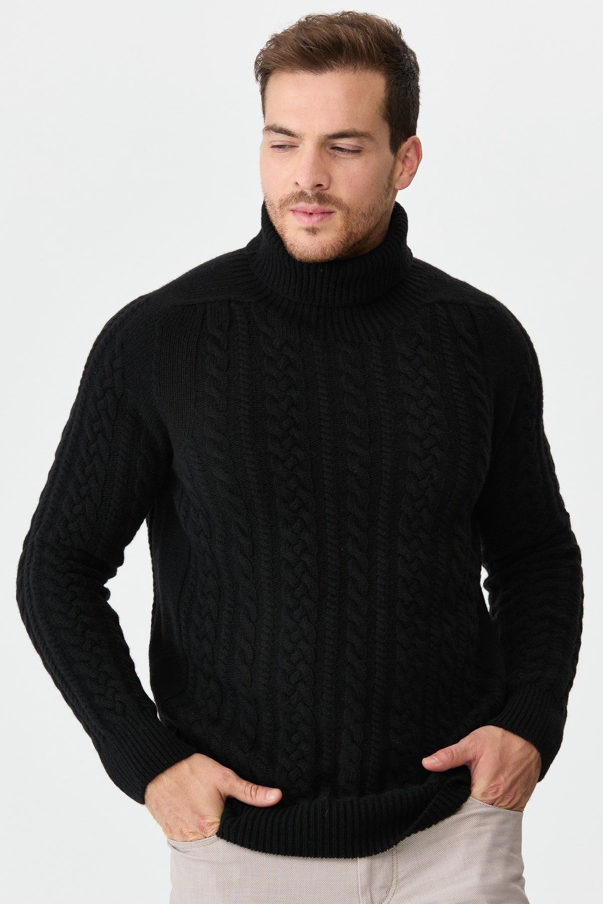 22589Мужской свитер с круглым вырезом и косами, черный