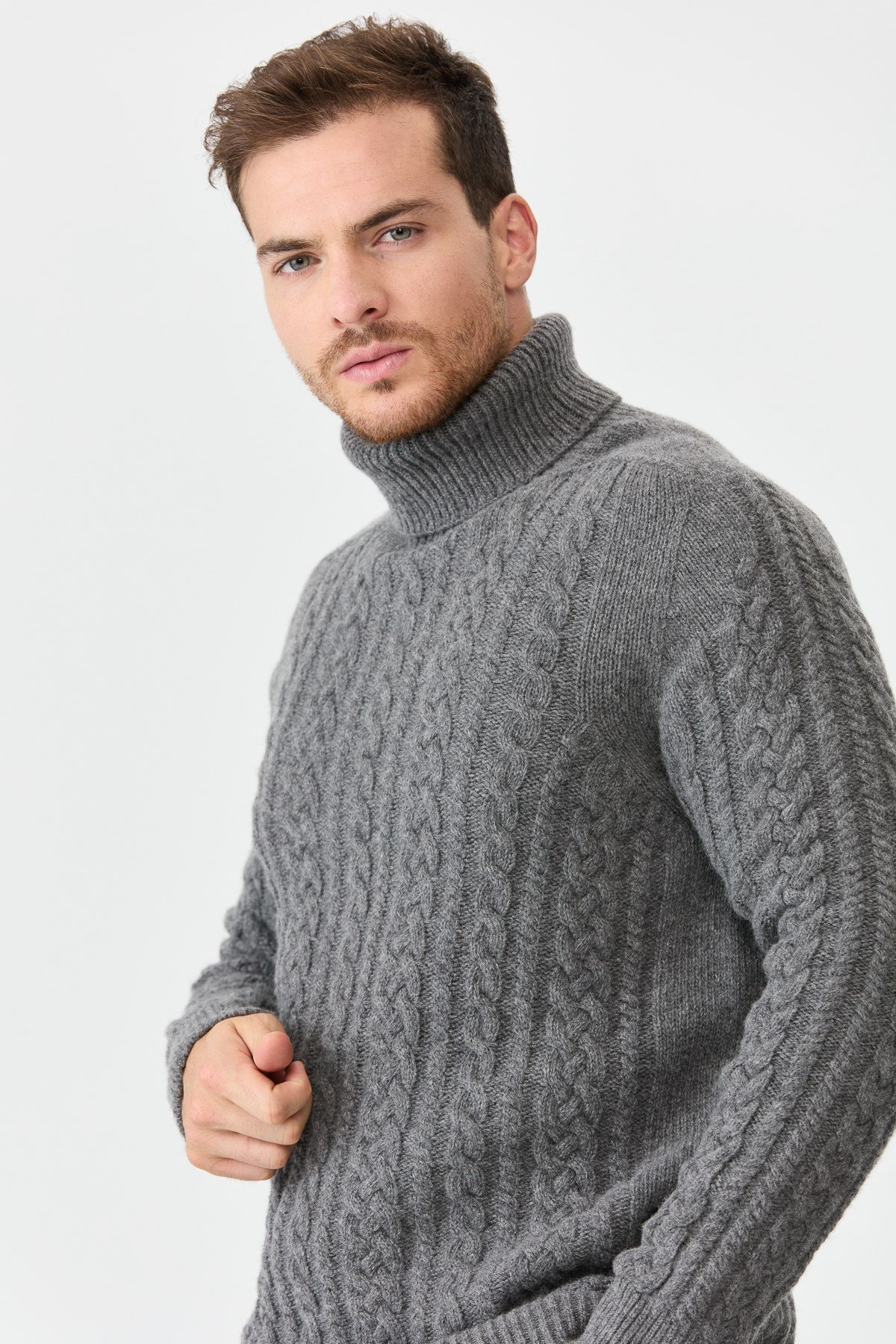 22589Мужской свитер с круглым вырезом и косами, пепельно-серый