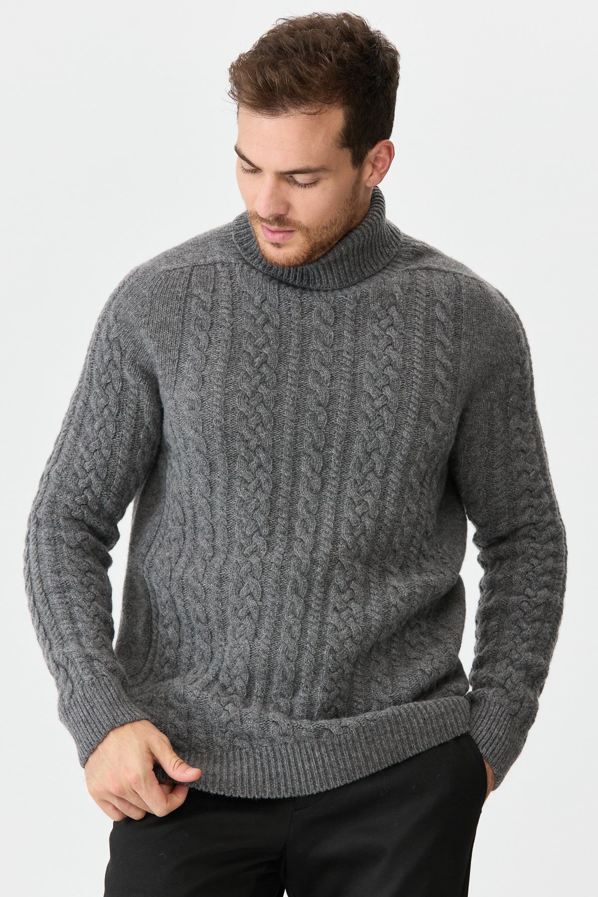 22589Мужской свитер с круглым вырезом и косами, пепельно-серый