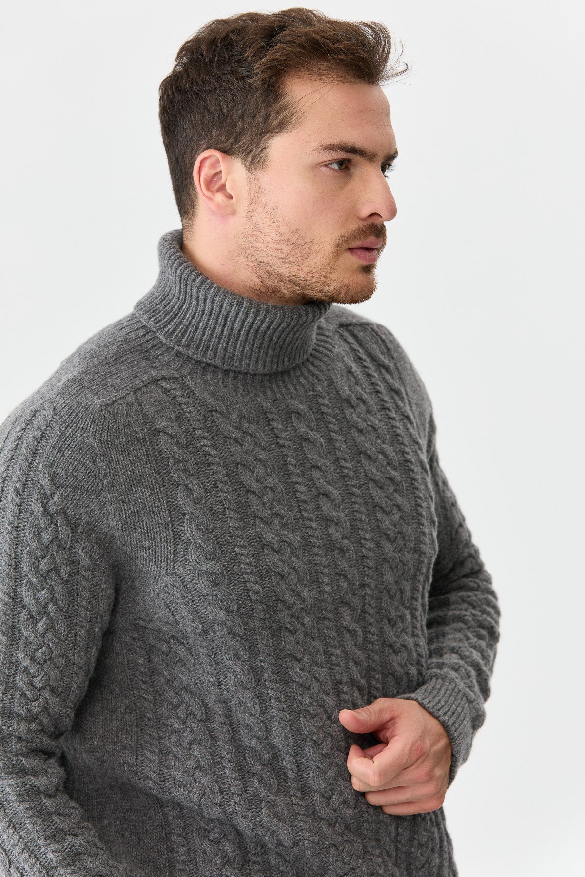 22589Мужской свитер с круглым вырезом и косами, пепельно-серый
