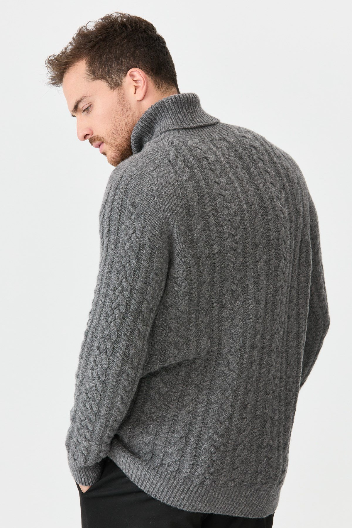 22589Мужской свитер с круглым вырезом и косами, пепельно-серый