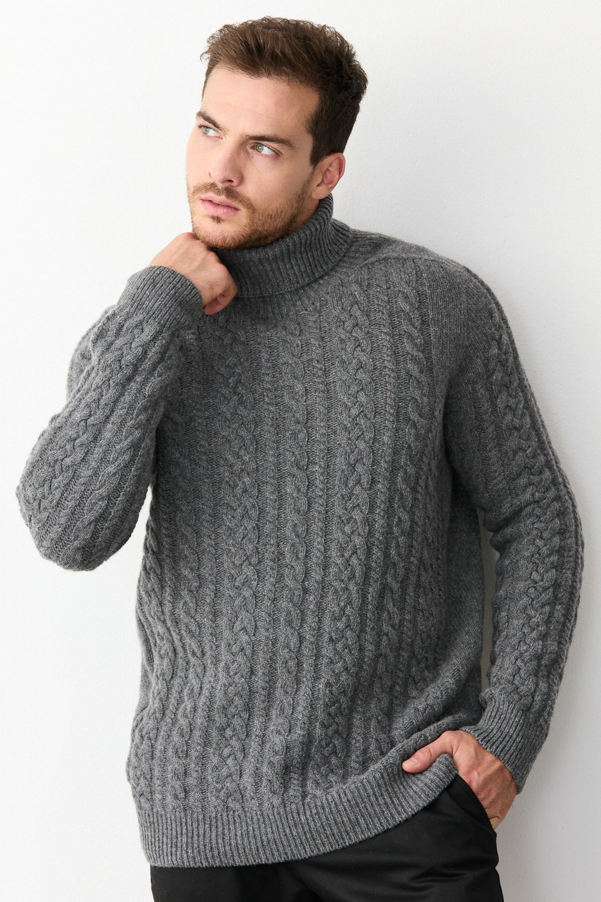 22589Мужской свитер с круглым вырезом и косами, пепельно-серый