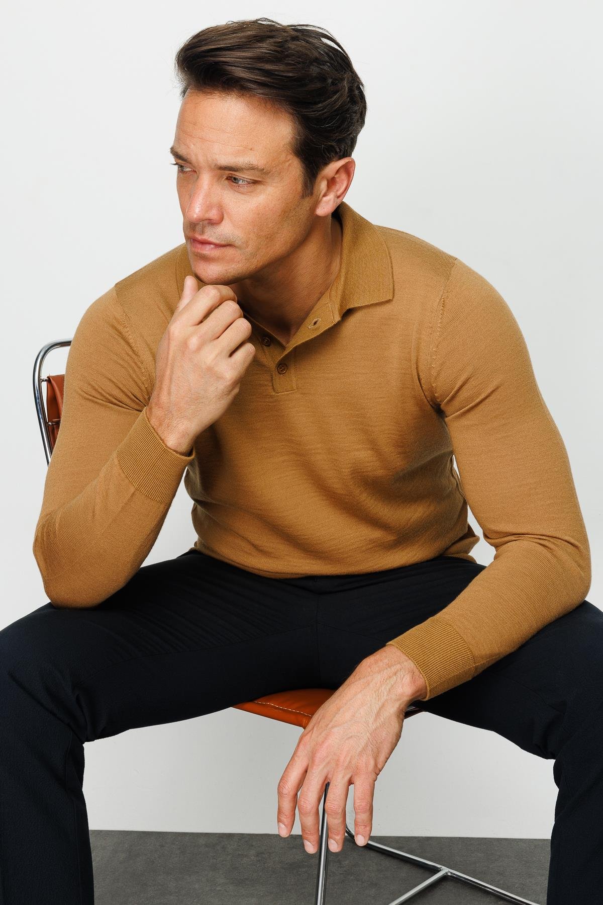 21601Мужской базовый трикотажный свитер с воротником-поло цвет Camel