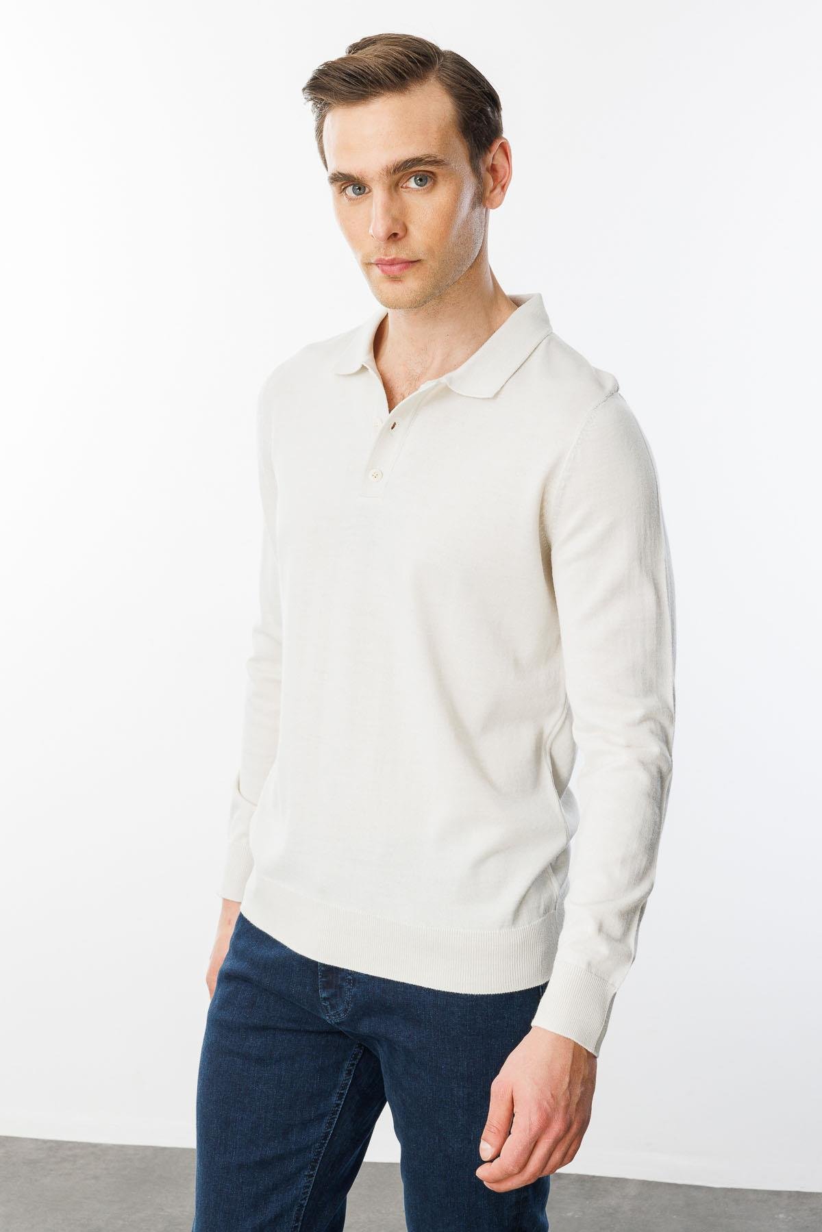 21601Мужской базовый трикотажный свитер с воротником поло цвета кости