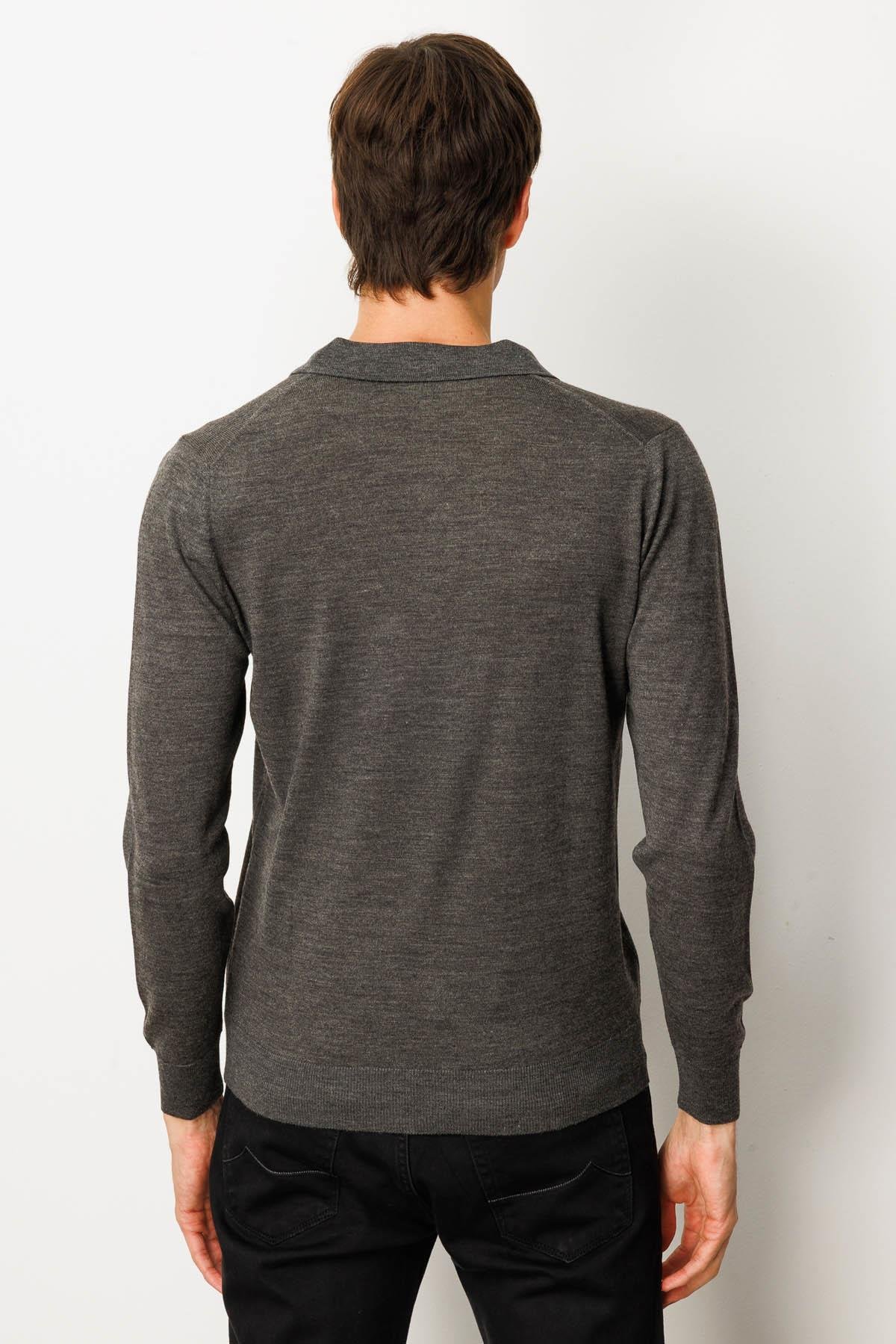 21601Мужской базовый трикотажный свитер с воротником поло темно-пепельно-серый