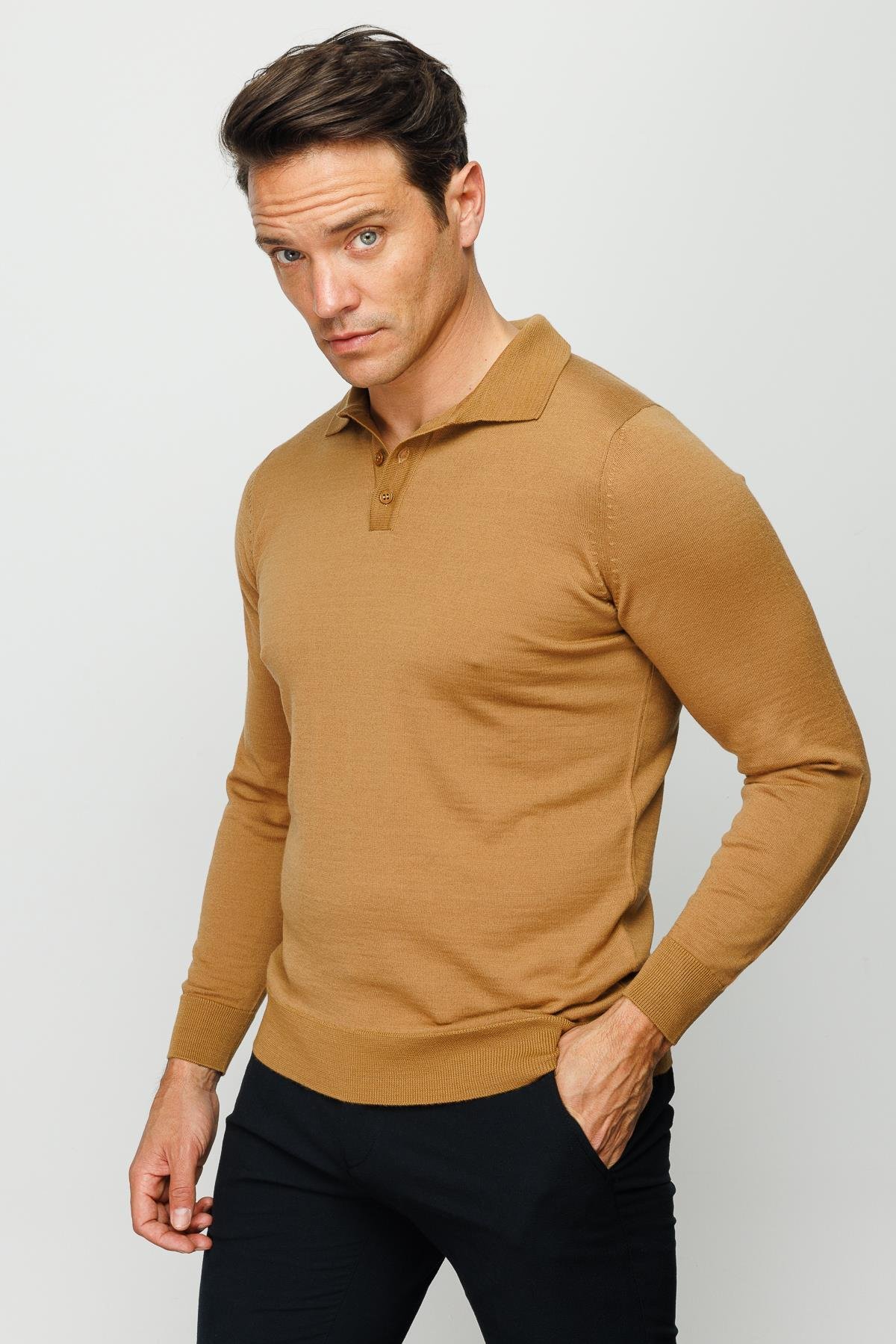 21601Мужской базовый трикотажный свитер с воротником-поло цвет Camel