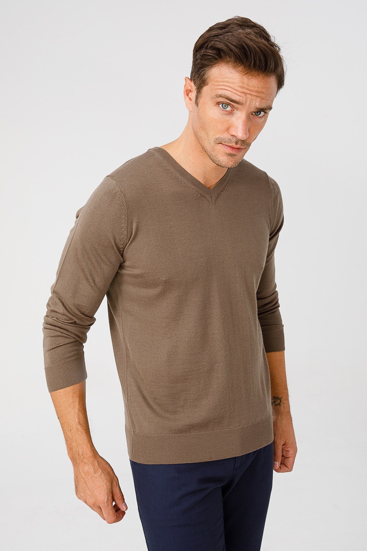 21602Erkek Basıc V Yaka İnce Triko Kazak D.Kahve