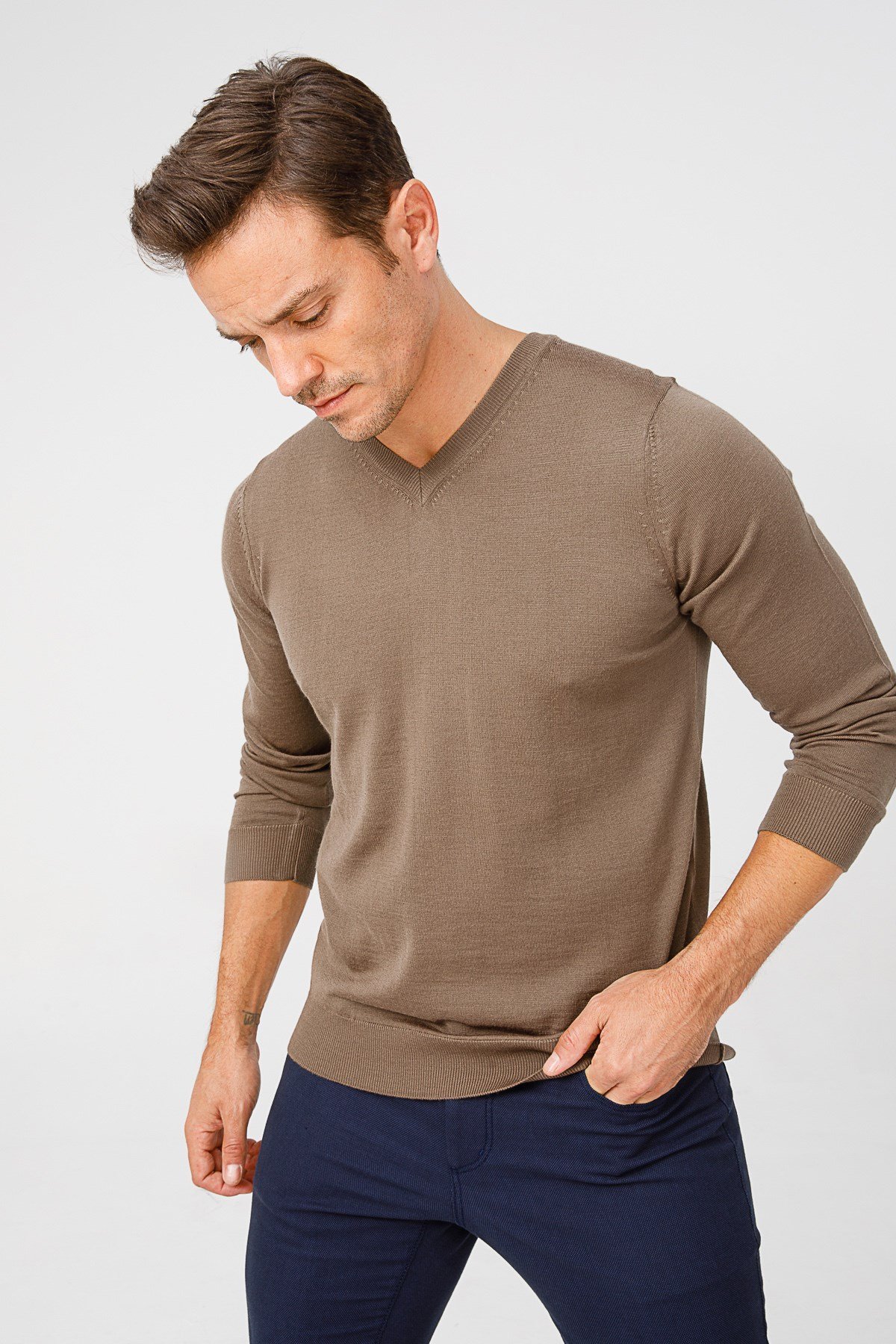 21602Erkek Basıc V Yaka İnce Triko Kazak D.Kahve