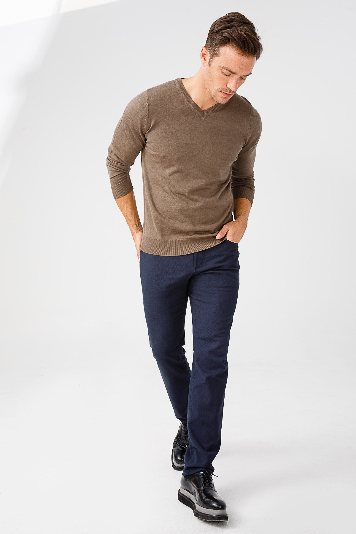 21602Erkek Basıc V Yaka İnce Triko Kazak D.Kahve