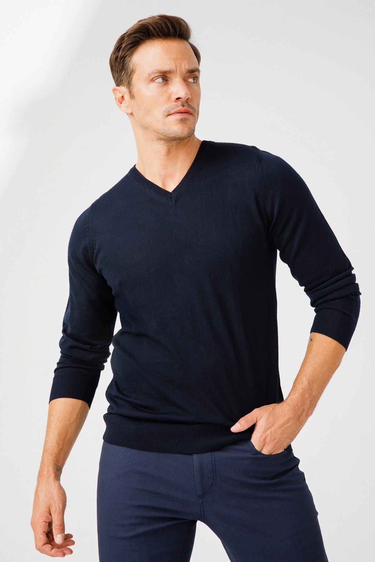21602Erkek Basic V Yaka İnce Triko Kazak K.Lacivert