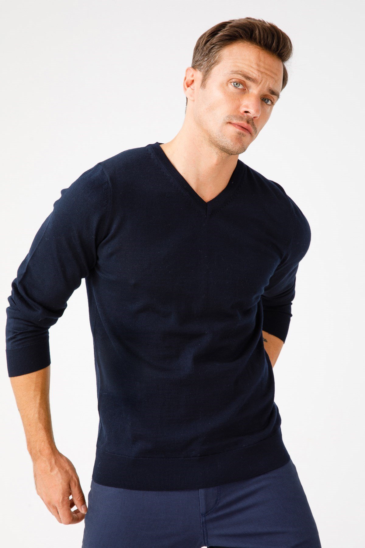 21602Erkek Basic V Yaka İnce Triko Kazak K.Lacivert