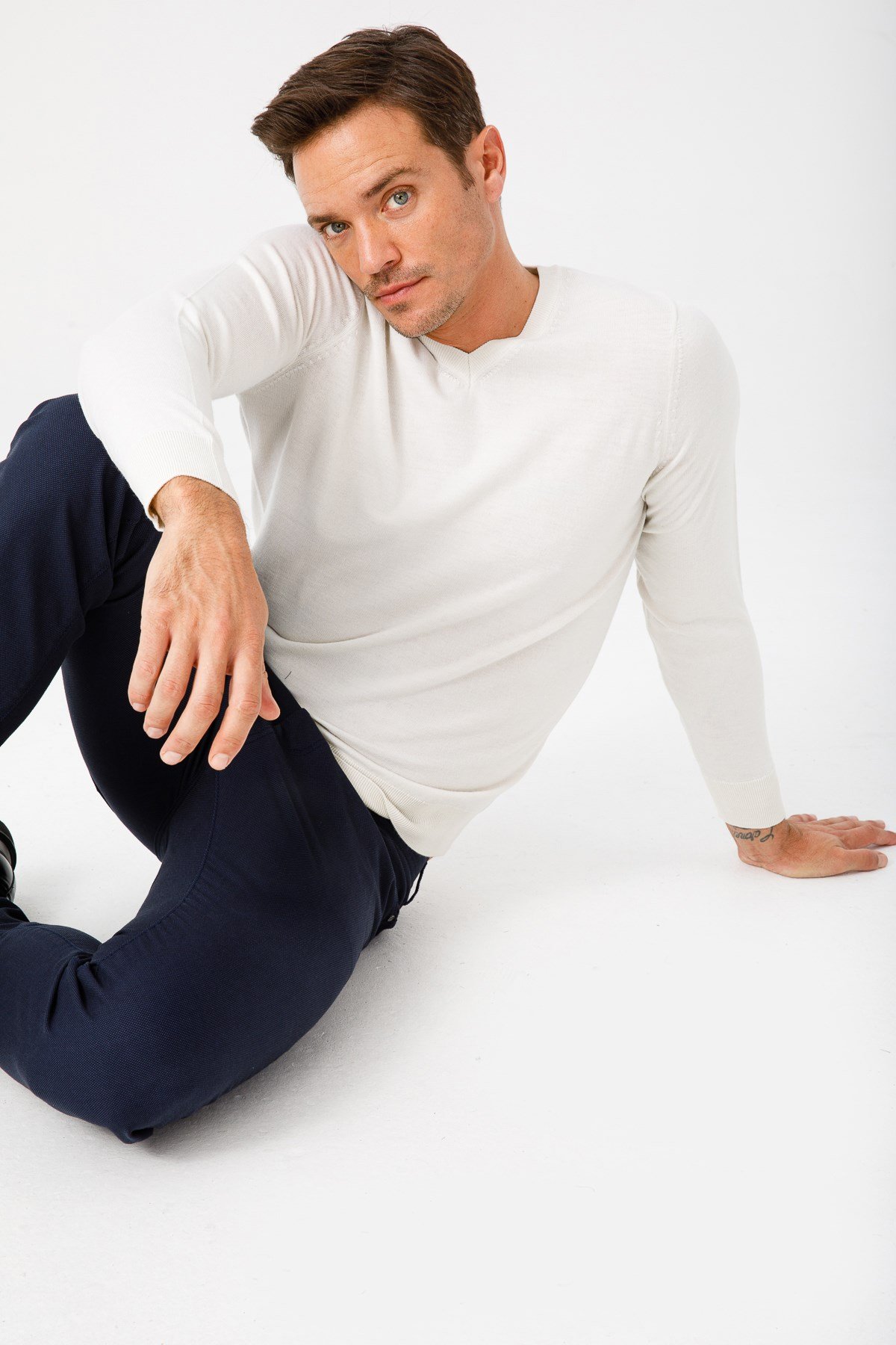 21602Erkek Basıc V Yaka İnce Triko Kazak Kemik