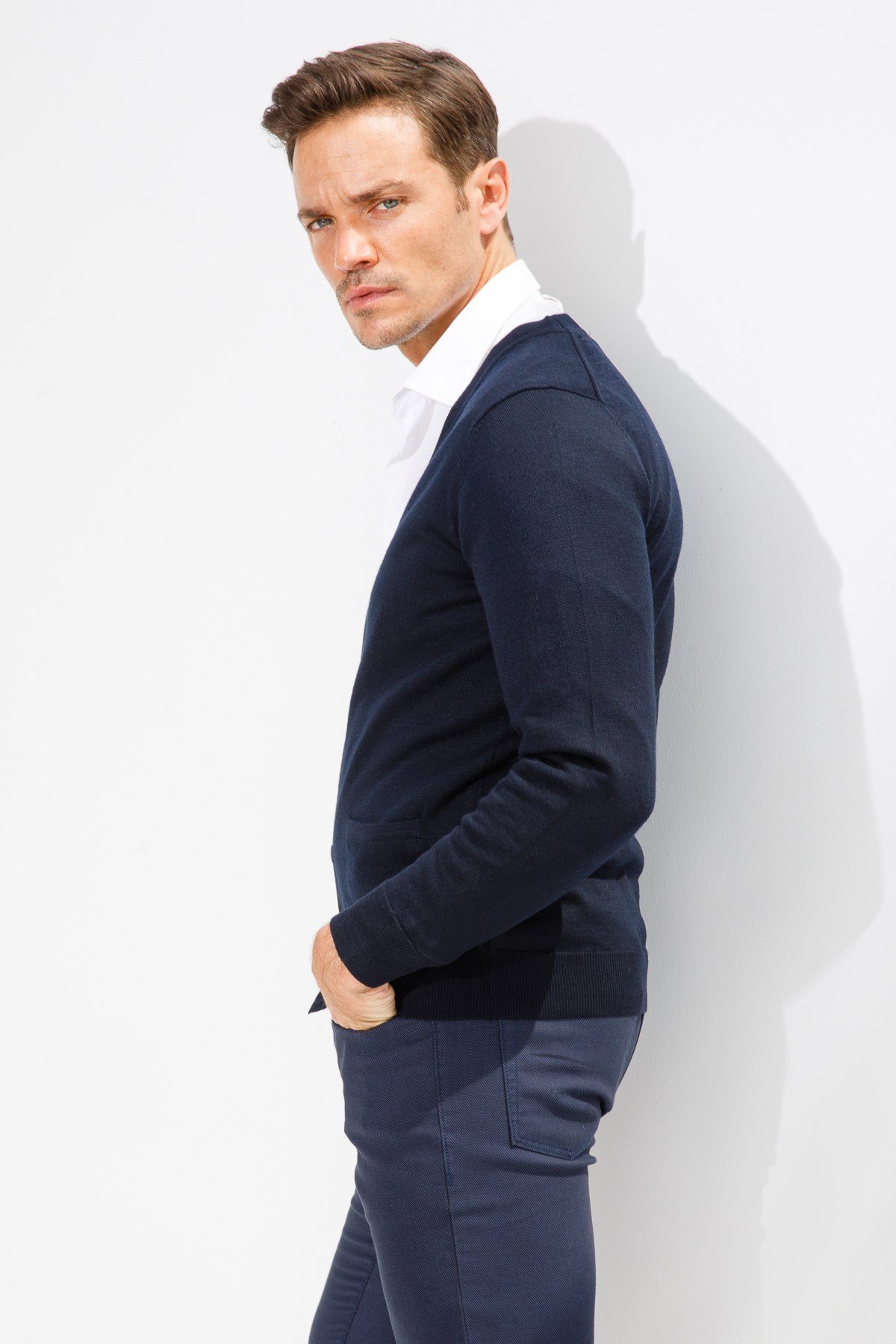 21605Erkek Basıc V Yaka Önü Düğmeli İnce Triko Ceket K.Lacivert