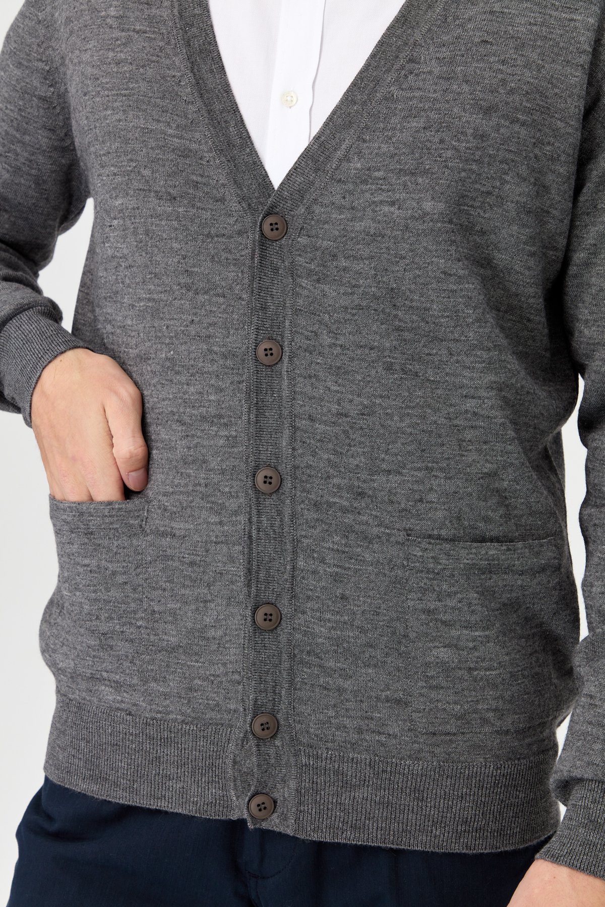 22605Erkek Basic V Yaka Önü Düğmeli İnce Triko O.Füme