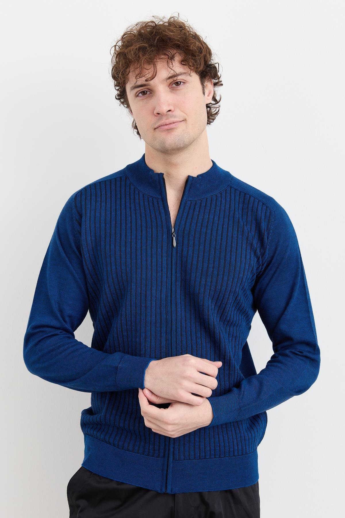 21503Пальто мужское из шерстяного трикотажа синее