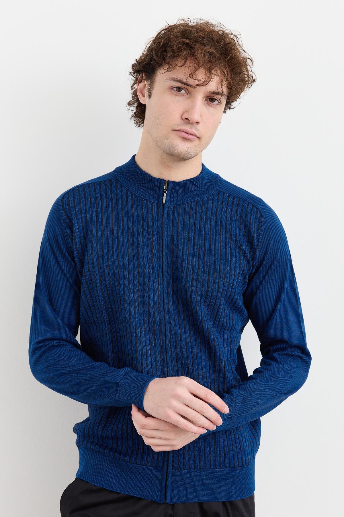 21503Пальто мужское из шерстяного трикотажа синее