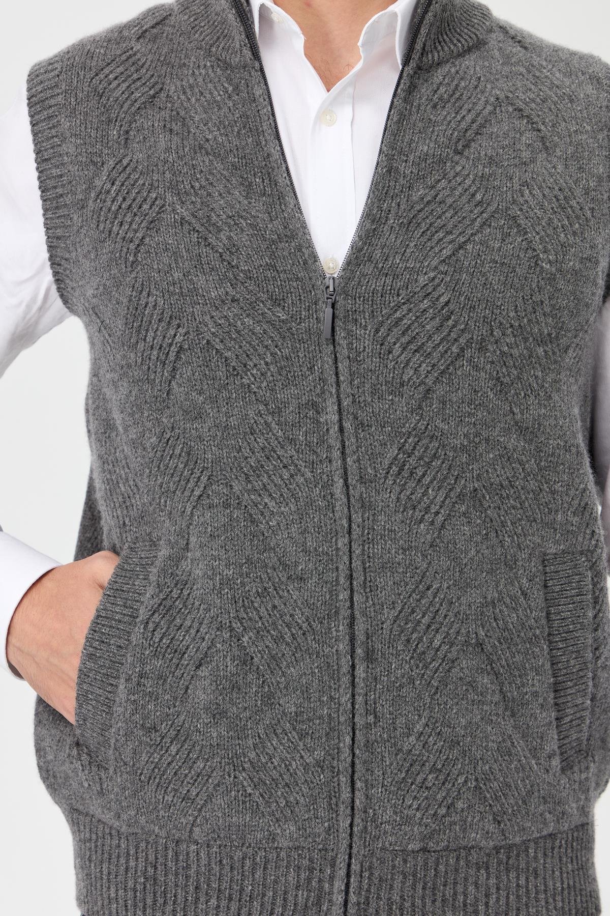 23542Erkek Dik Yaka Baklava Desenli Yün Yelek Füme