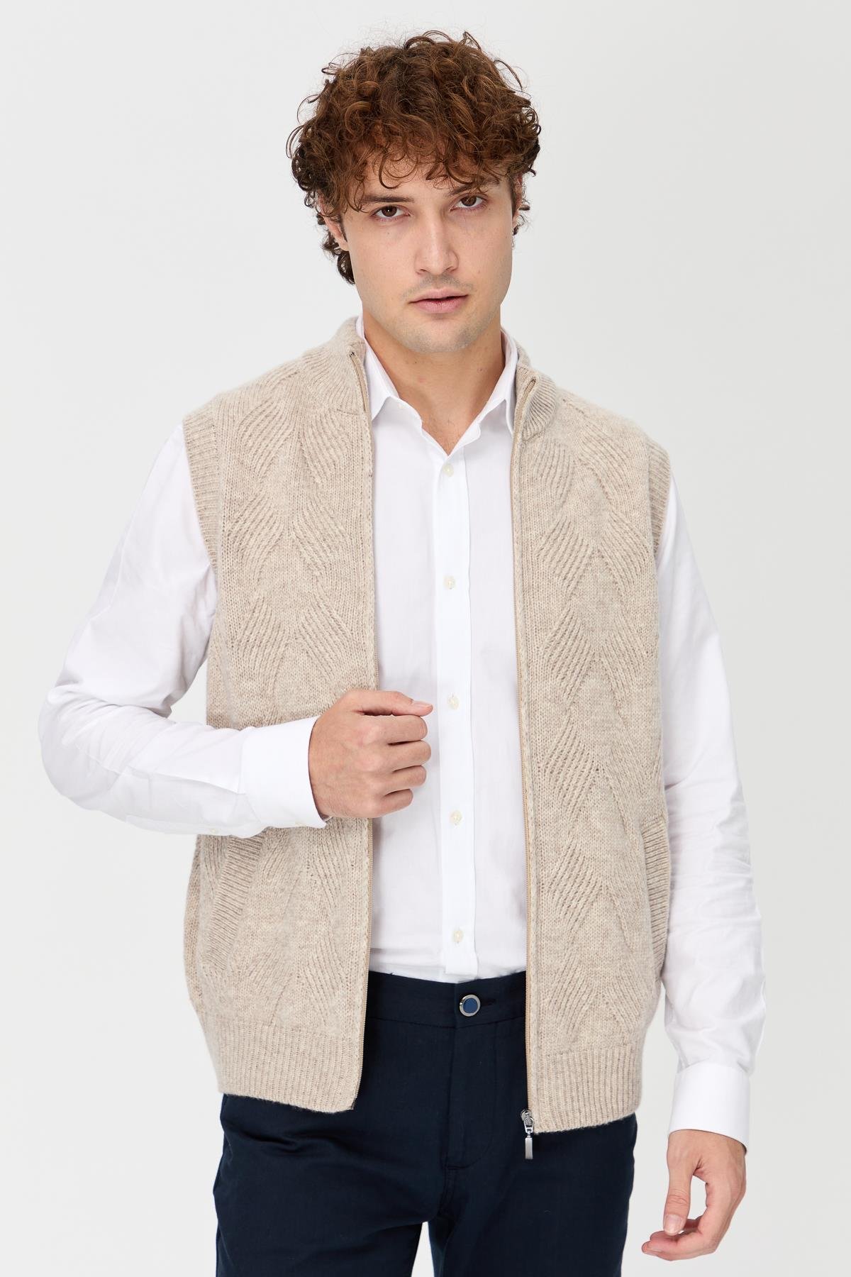 23542Erkek Dik Yaka Baklava Desenli Yün Yelek V.Bej
