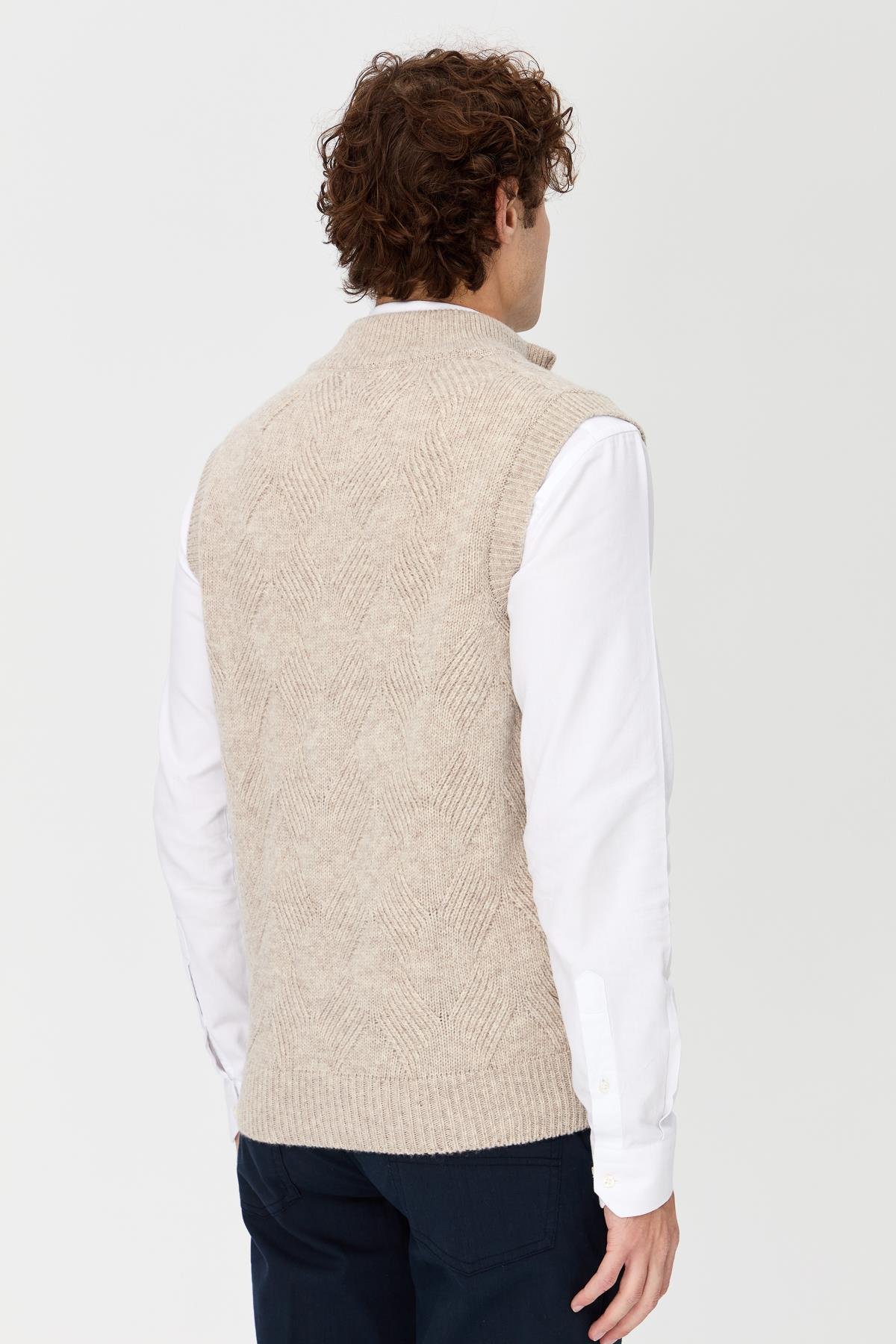 23542Erkek Dik Yaka Baklava Desenli Yün Yelek V.Bej