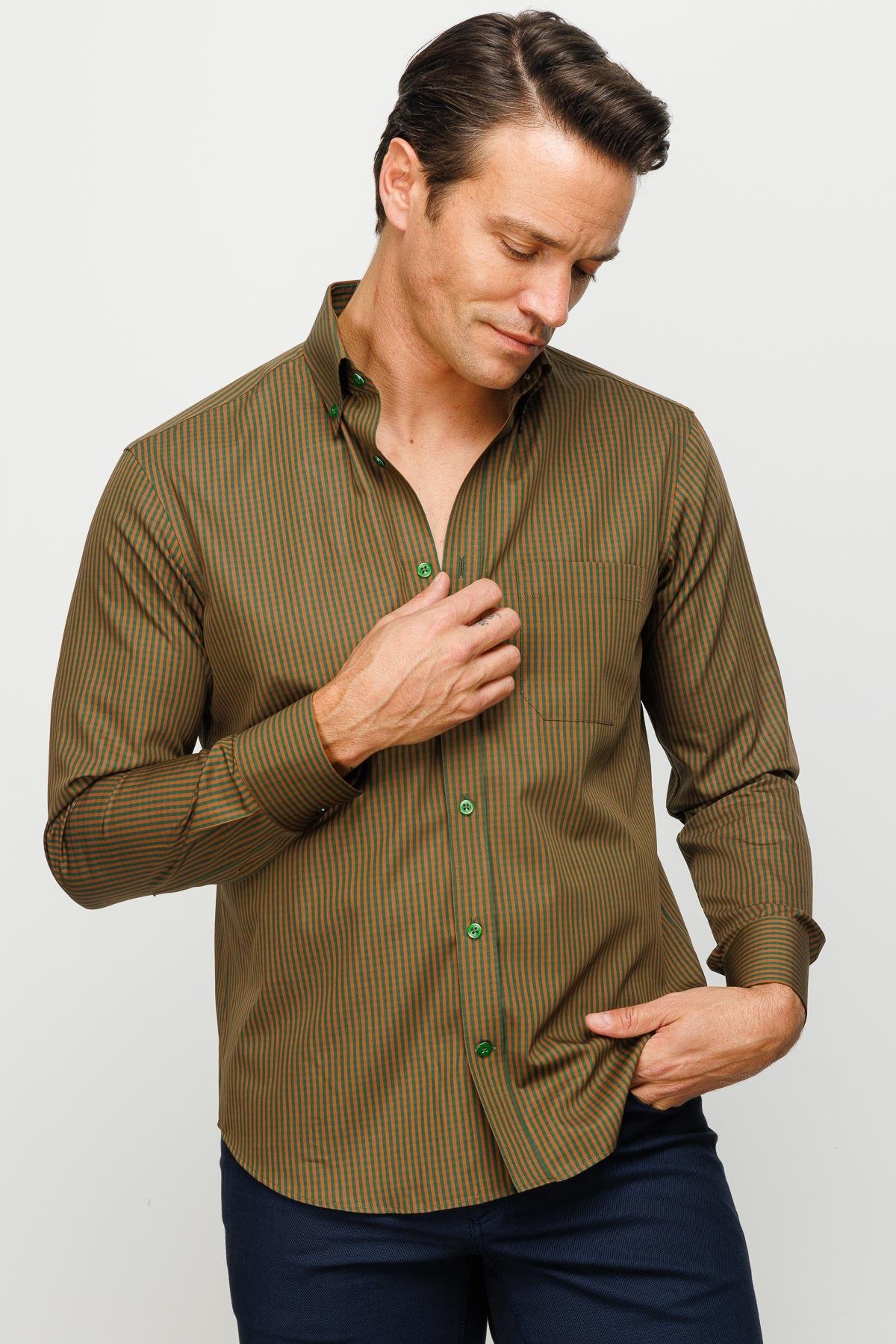 23931Erkek Düğmeli Yaka Cepli %100 Pamuk Çizgi Desenli Regular Orta Kesim Gömlek Taba