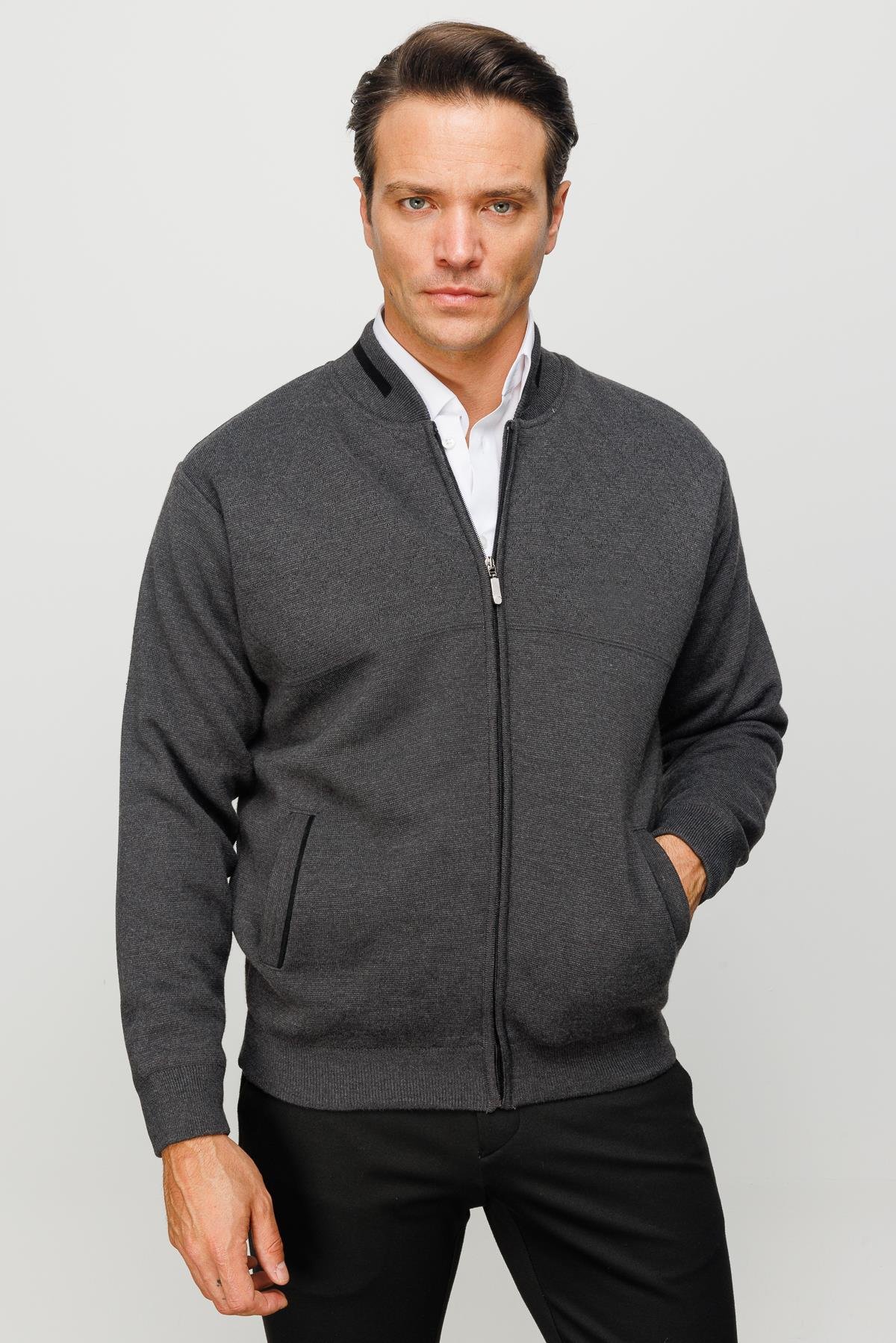 23557Мужская шерстяная трикотажная куртка с воротником стойкой серая