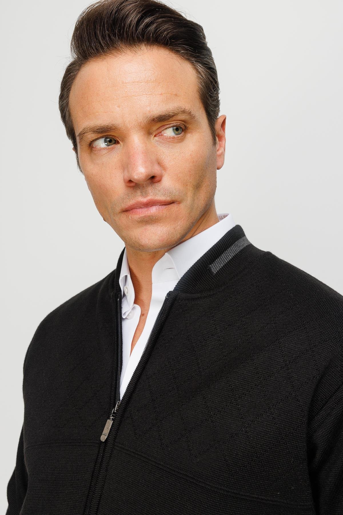 23557Мужская шерстяная трикотажная куртка с воротником стойкой черная