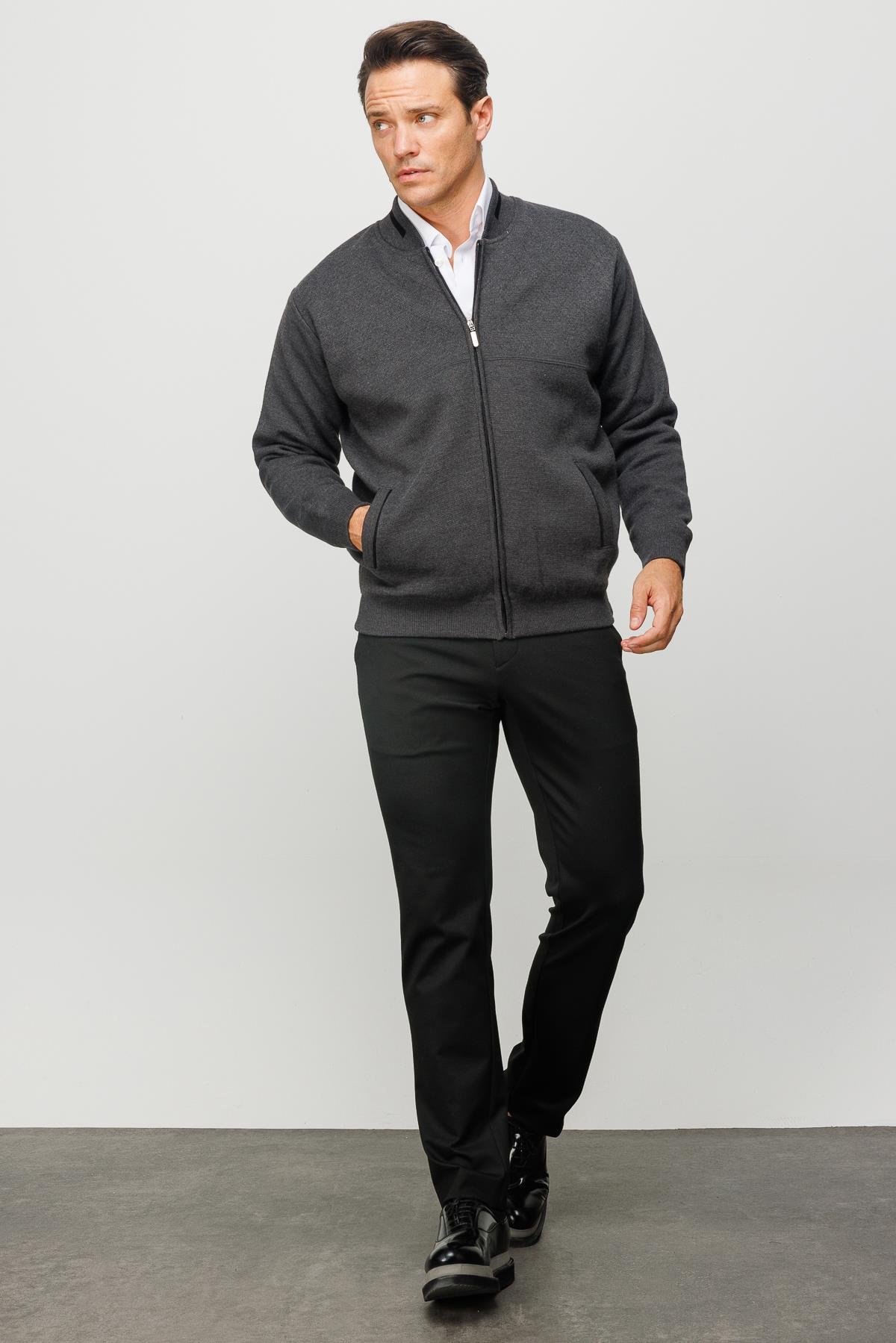 23557Мужская шерстяная трикотажная куртка с воротником стойкой серая