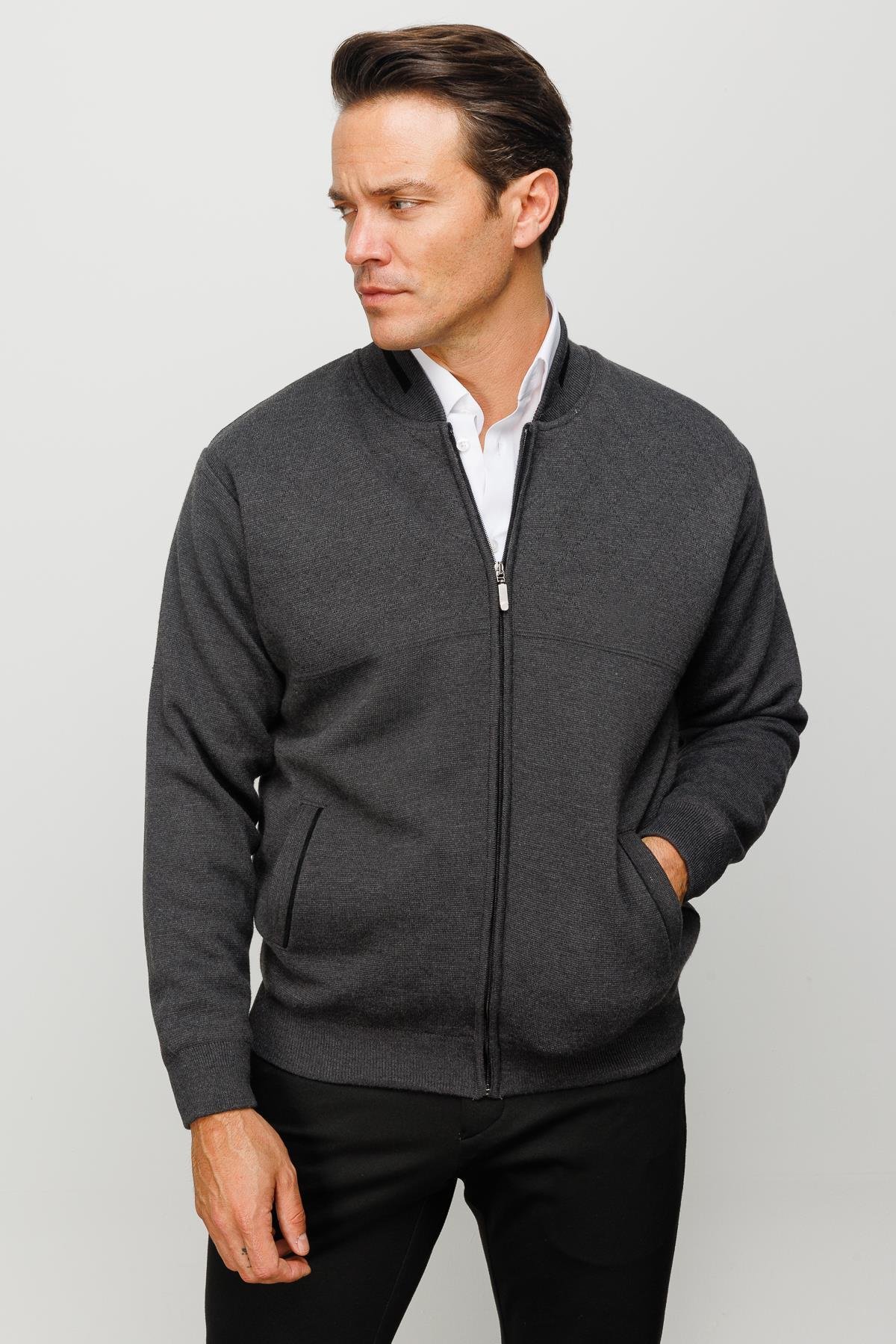 23557Мужская шерстяная трикотажная куртка с воротником стойкой серая