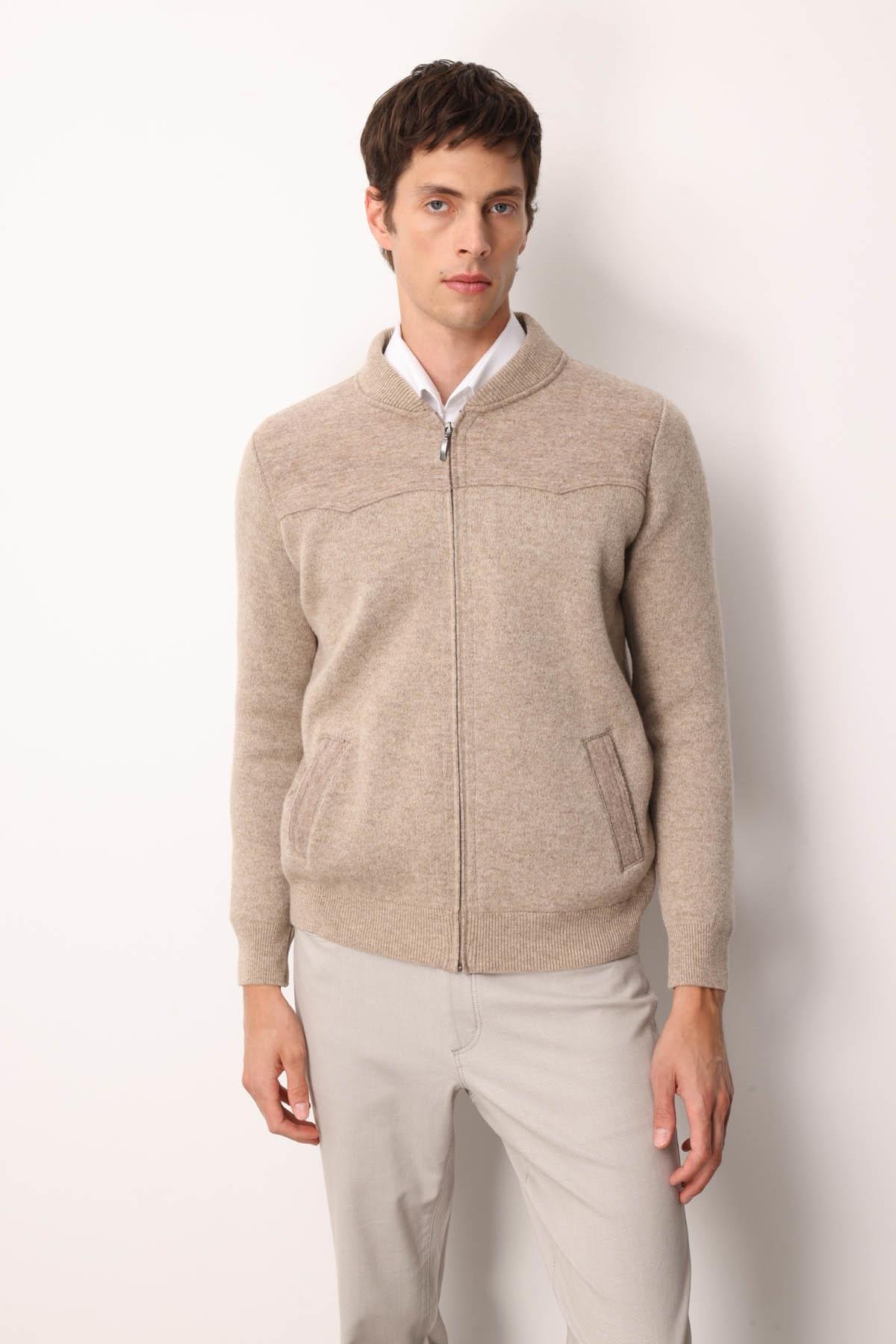 25551Erkek Hakim Yaka Göğsü ve Cebi Keçe Triko Mont K.Bej