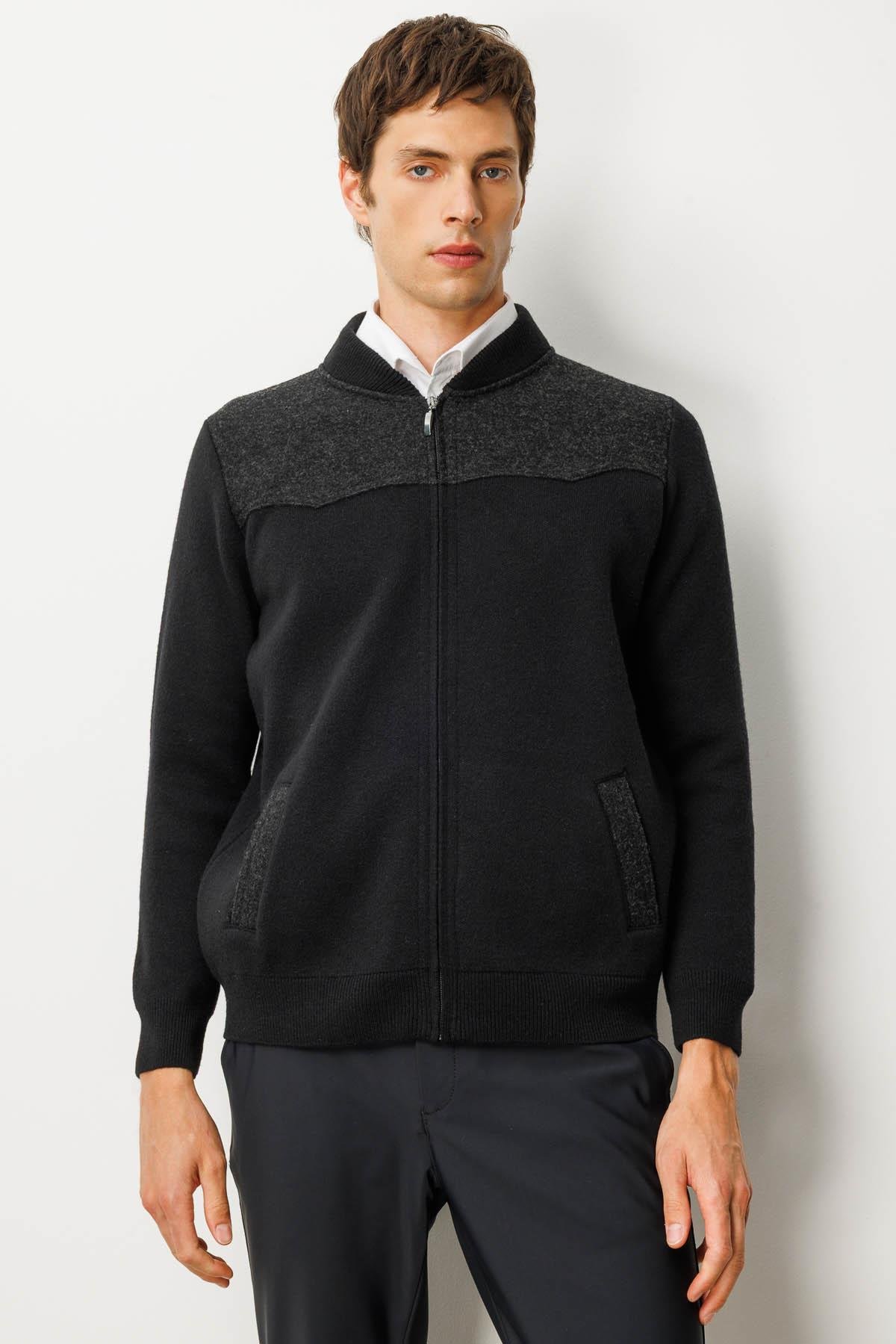 25551Erkek Hakim Yaka Göğsü ve Cebi Keçe Triko Mont Siyah