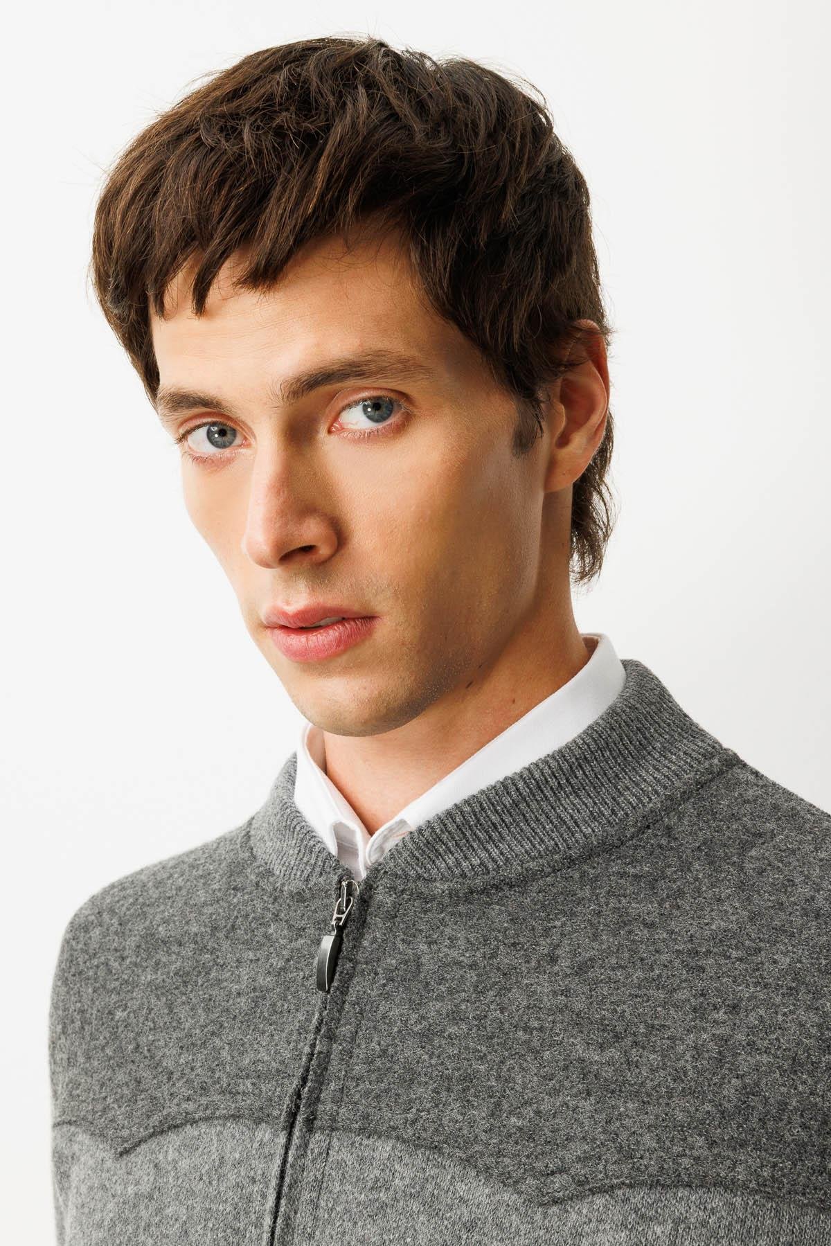 25551Erkek Hakim Yaka Göğsü ve Cebi Keçe Triko Mont Füme