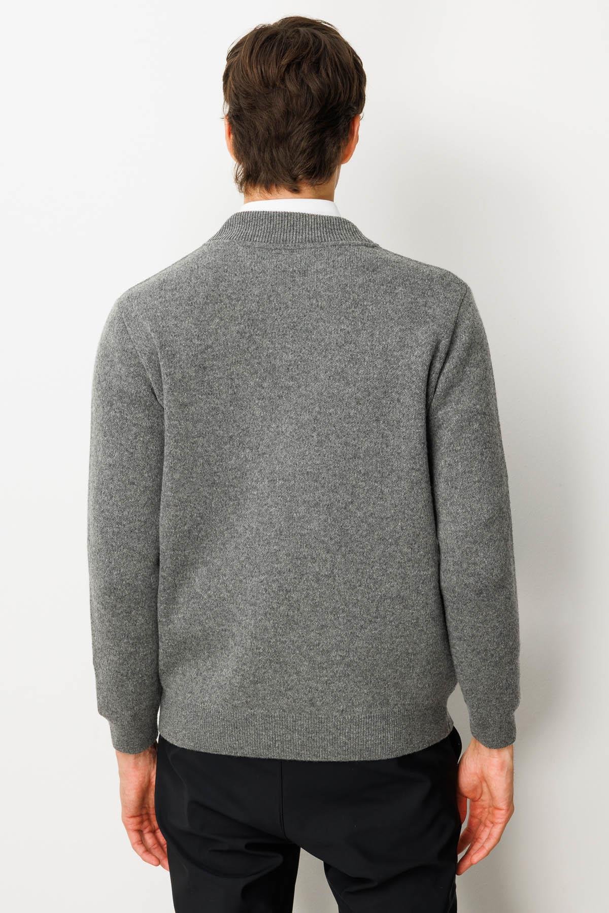 25551Erkek Hakim Yaka Göğsü ve Cebi Keçe Triko Mont Füme