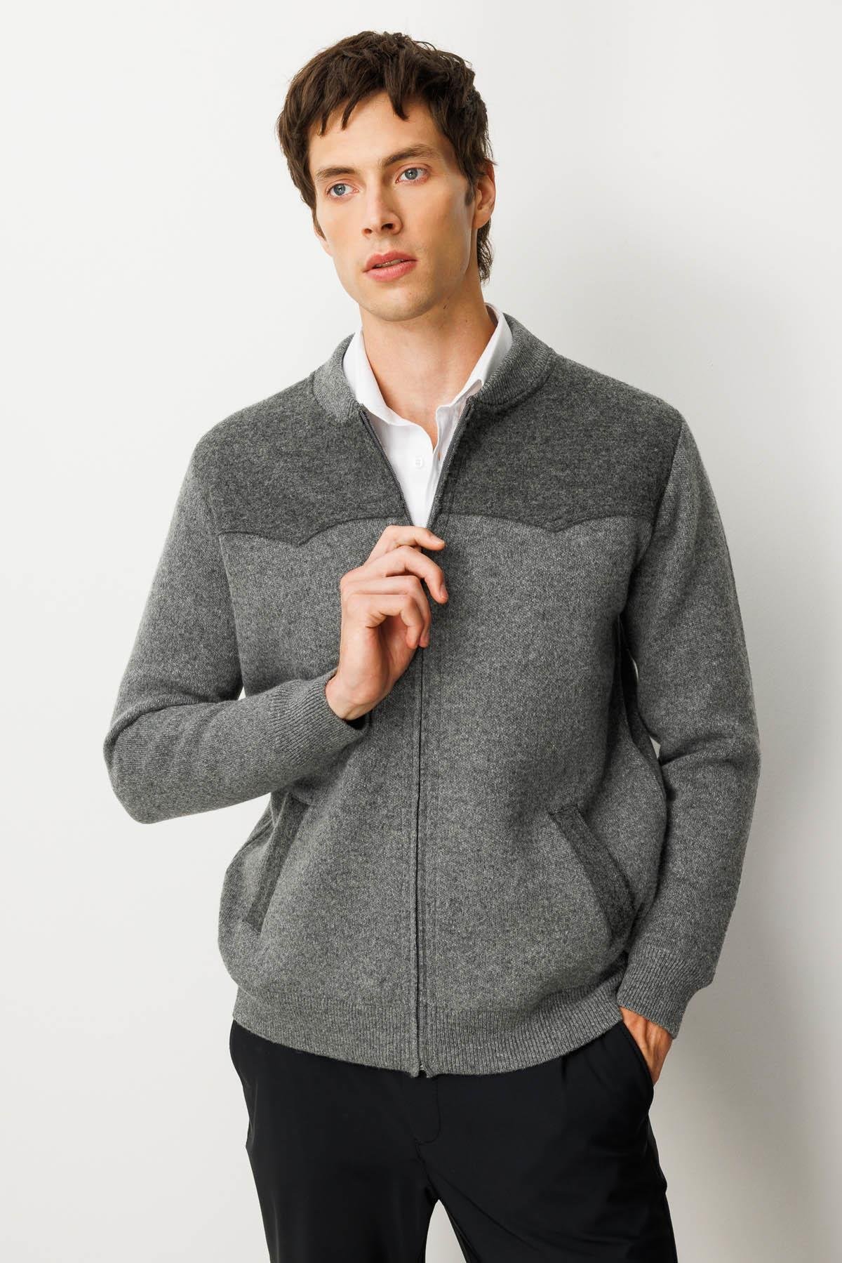 25551Erkek Hakim Yaka Göğsü ve Cebi Keçe Triko Mont Füme