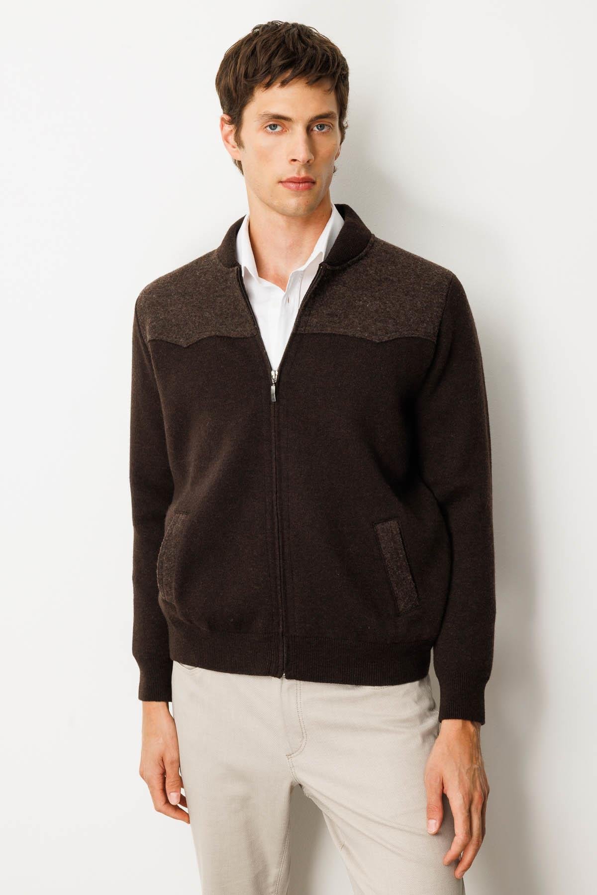 25551Erkek Hakim Yaka Göğsü ve Cebi Keçe Triko Mont K.Kahve