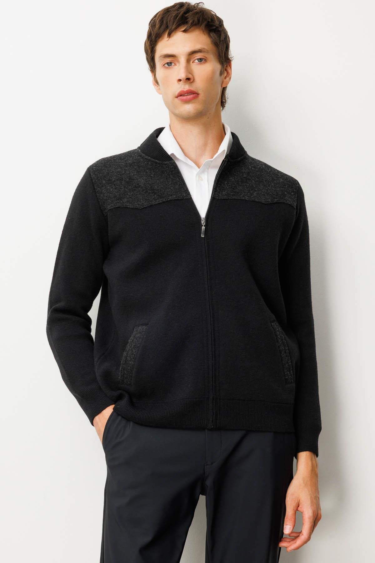 25551Erkek Hakim Yaka Göğsü ve Cebi Keçe Triko Mont Siyah