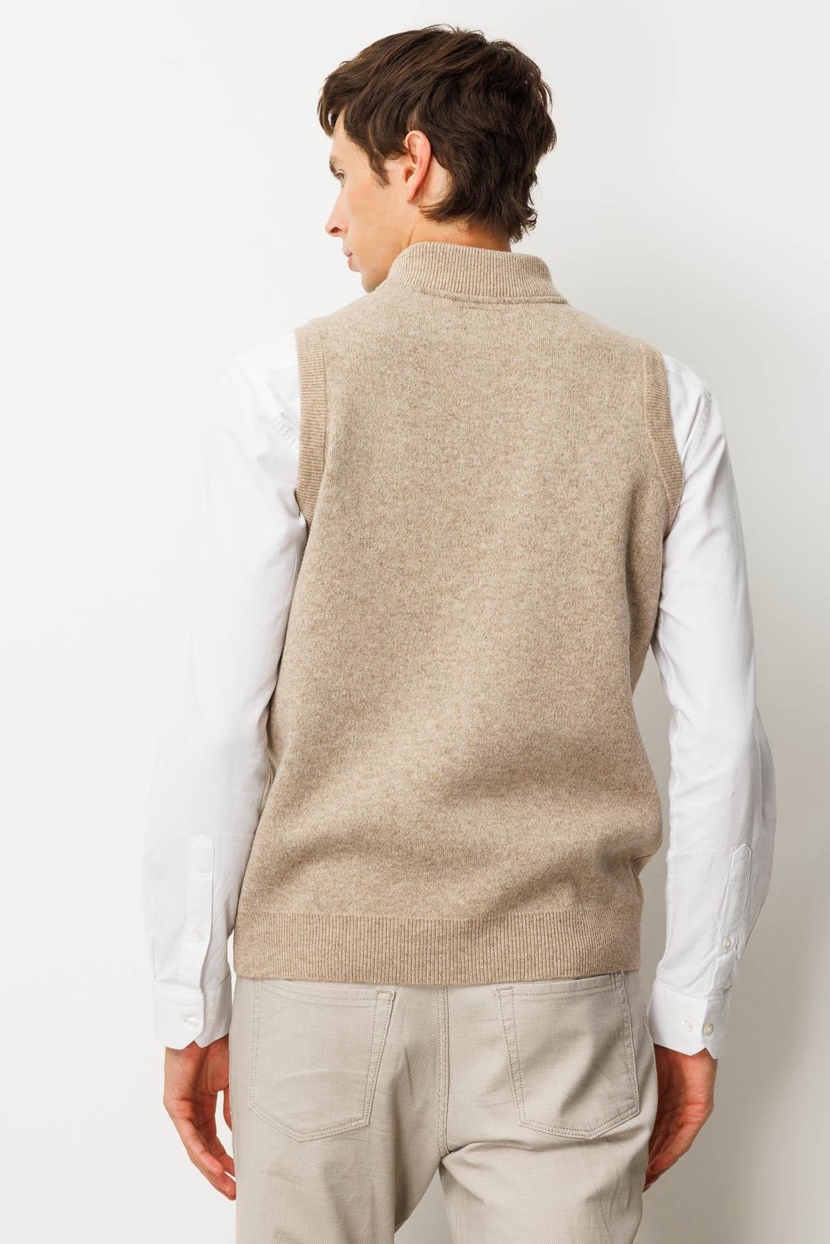 25552Erkek Hakim Yaka Göğsü ve Cebi Keçe Yün Yelek K.Bej