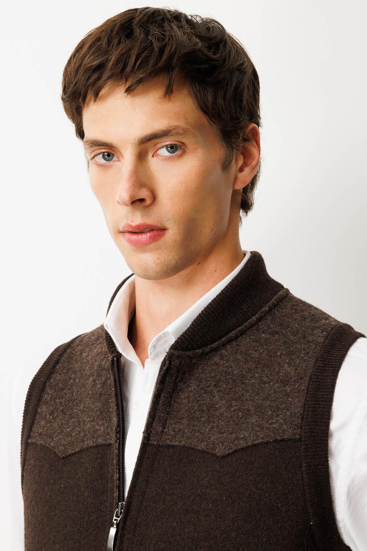 25552Erkek Hakim Yaka Göğsü ve Cebi Keçe Yün Yelek K.Kahve