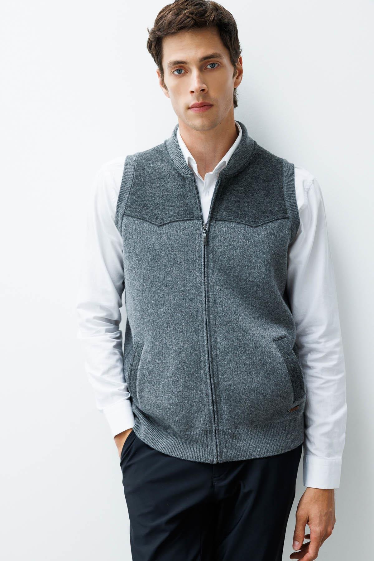 25552Erkek Hakim Yaka Göğsü ve Cebi Keçe Yün Yelek Füme